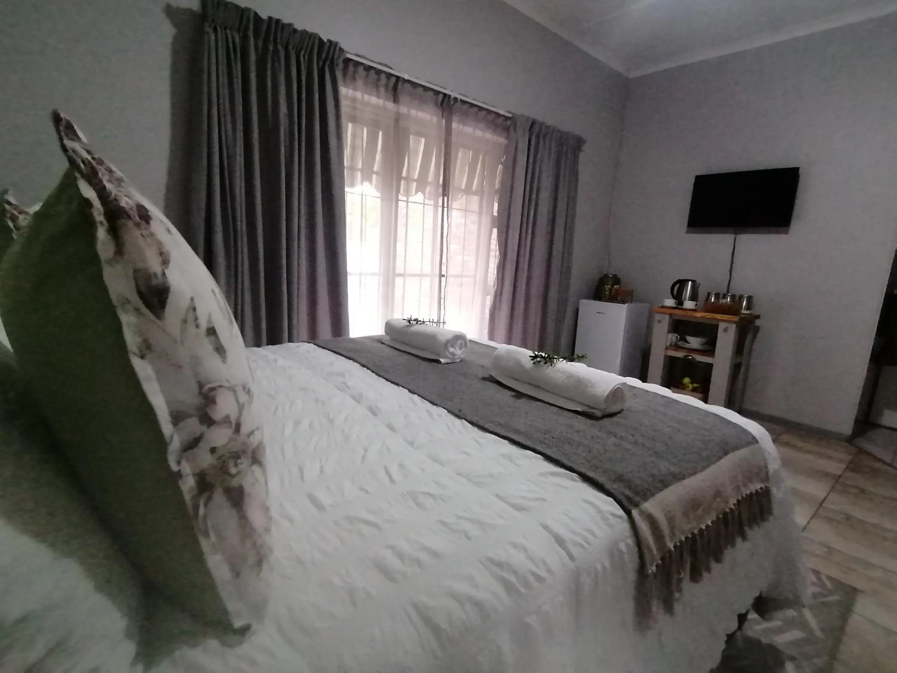 Double Room with Pool View - single occupancy in Oppi Draai Guesthouse Double Room with Pool View - single occupancy in Oppi Draai Guesthouse