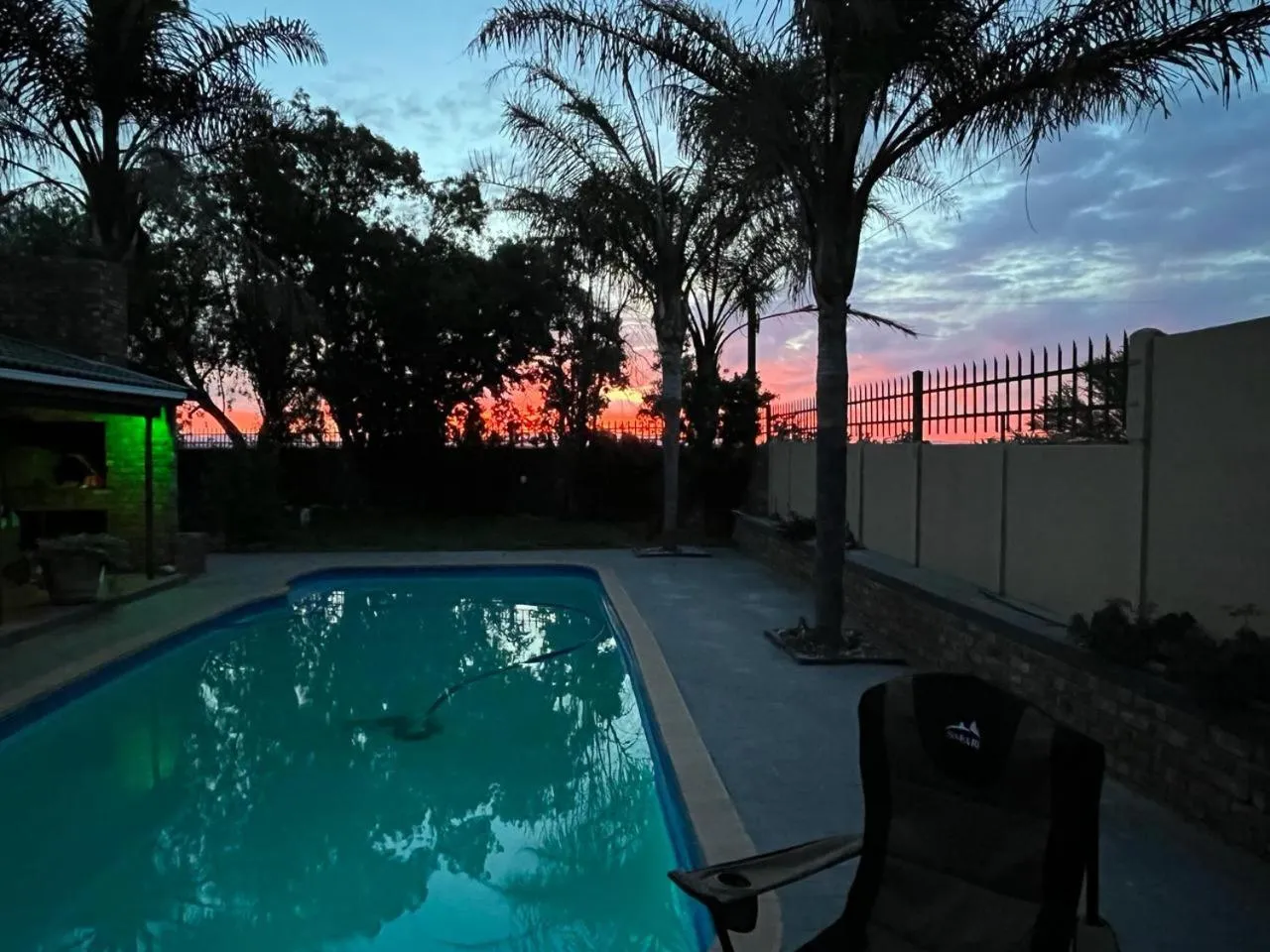 Swimming pool in Oppi Draai Guesthouse