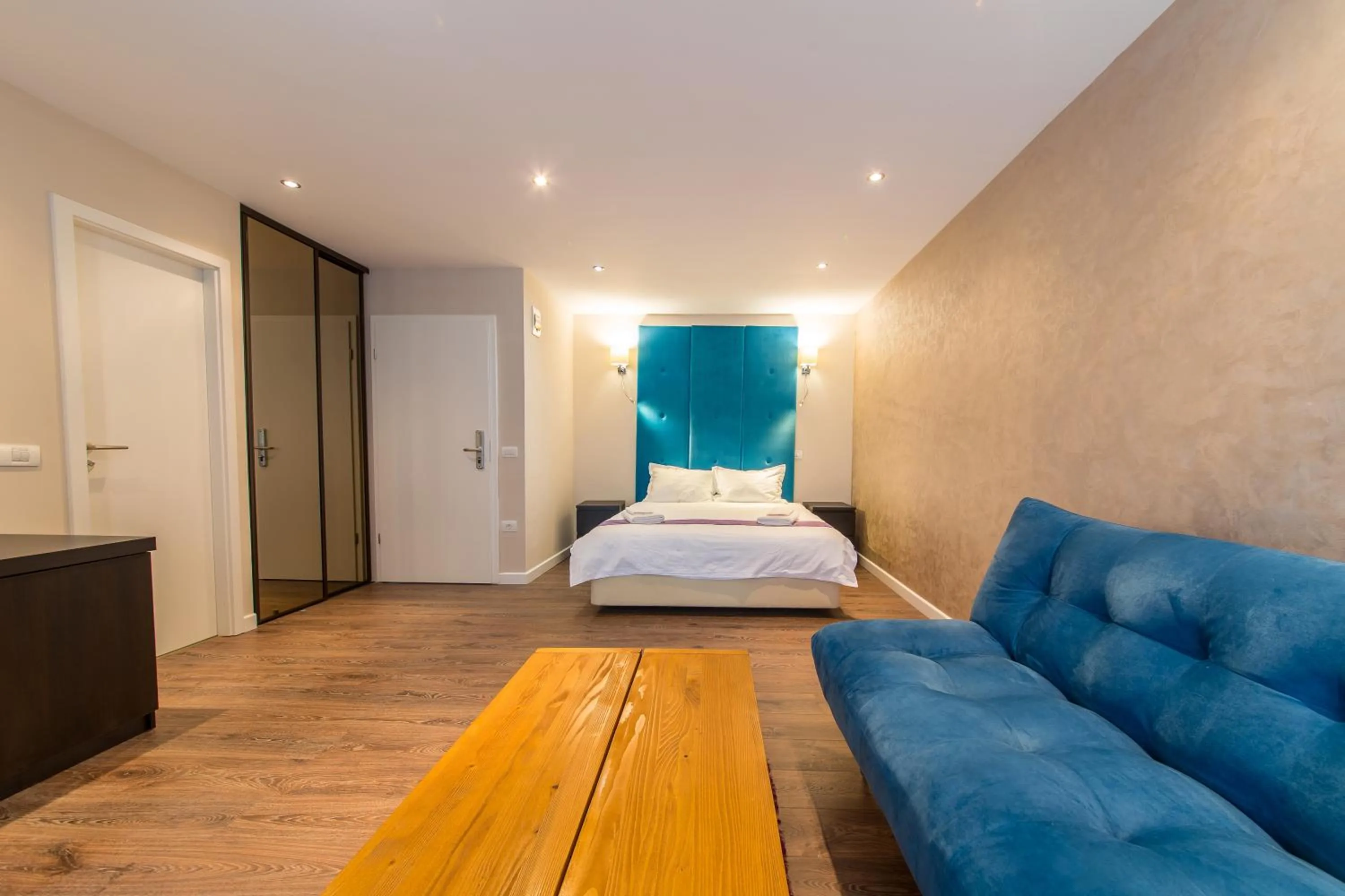 Photo of the whole room, Bed in The Embassy Nord