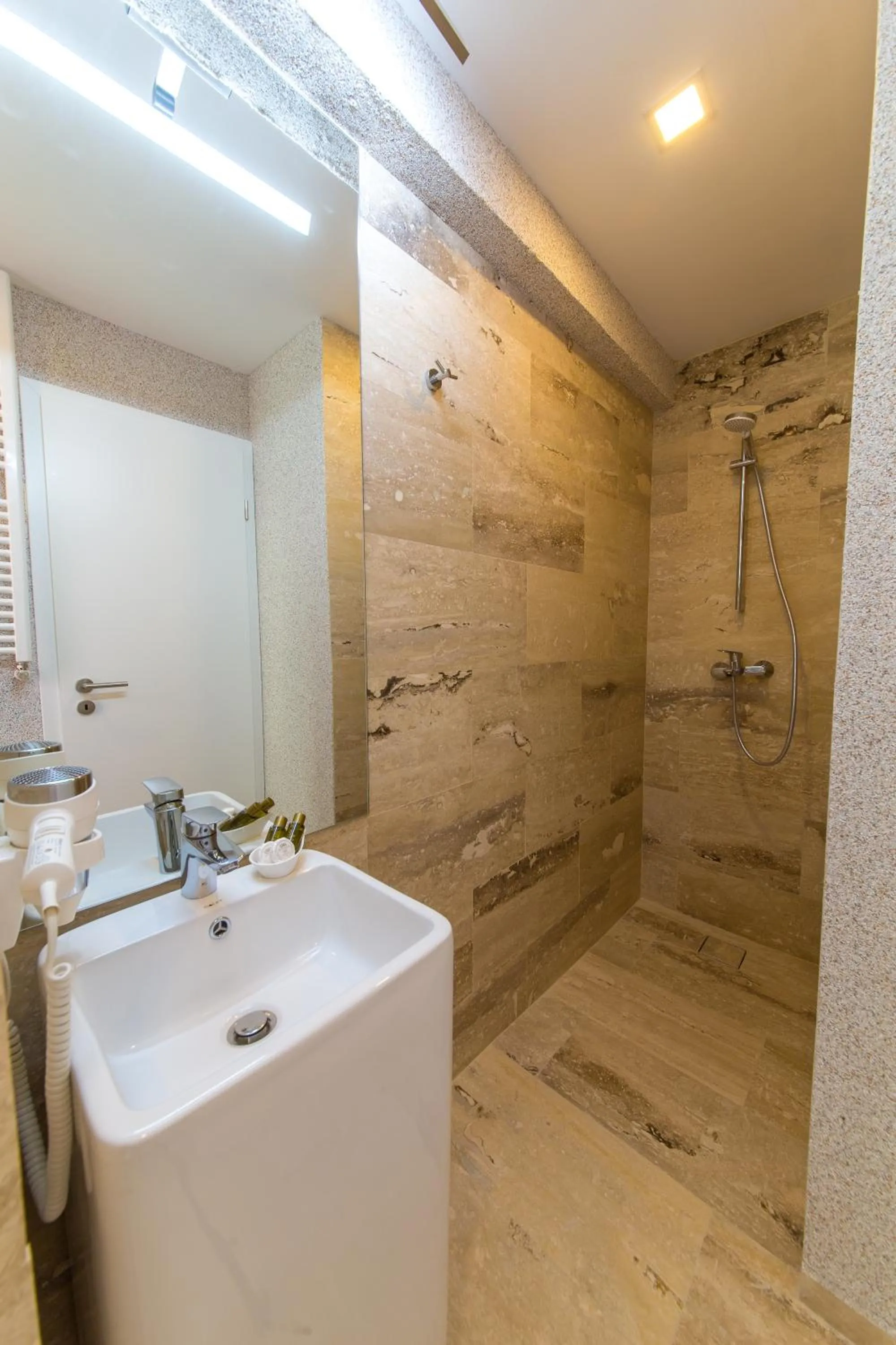 Shower in The Embassy Nord