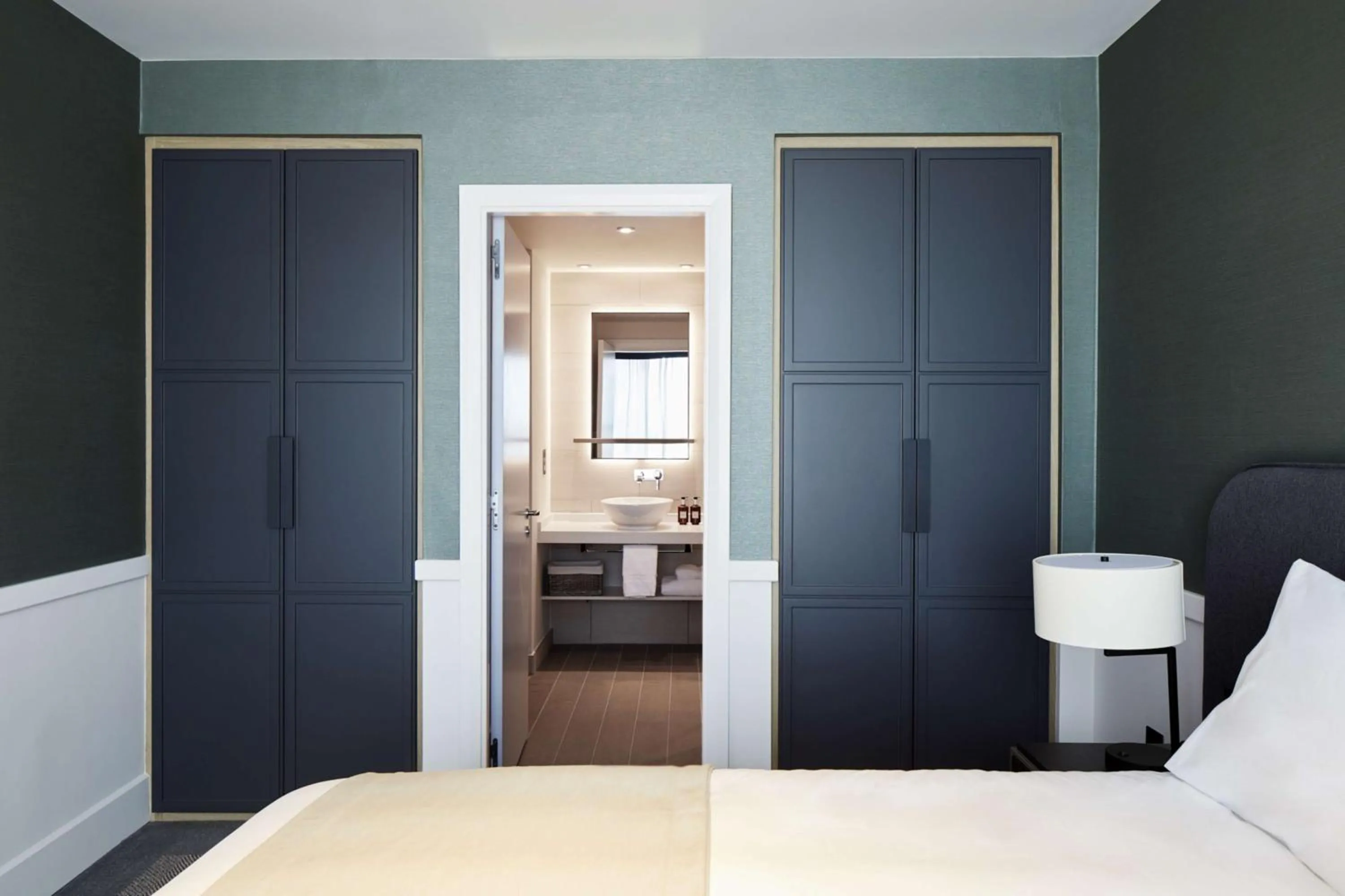 Photo of the whole room, Bed in Hyatt House Manchester - Aparthotel