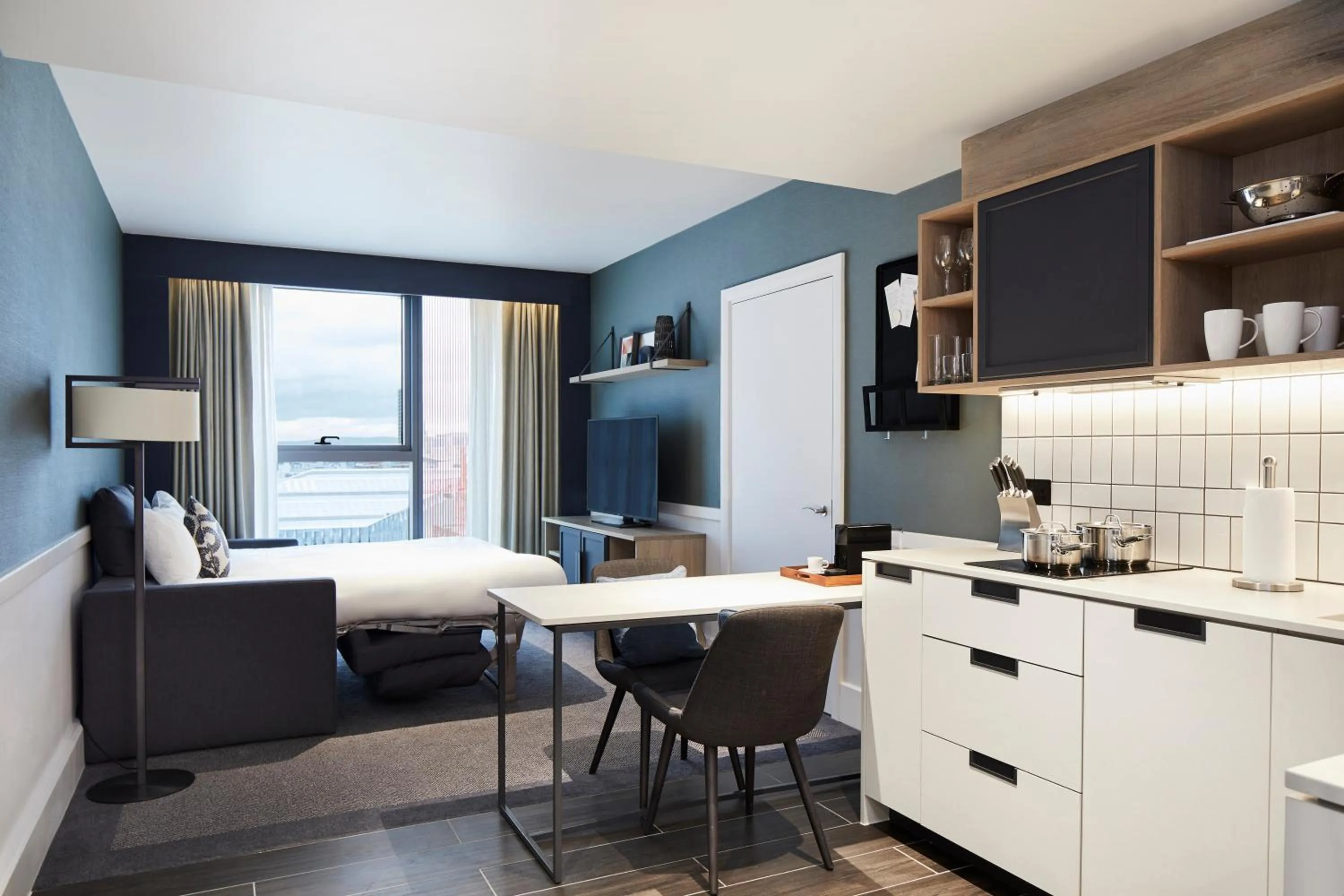 Kitchen or kitchenette in Hyatt House Manchester - Aparthotel