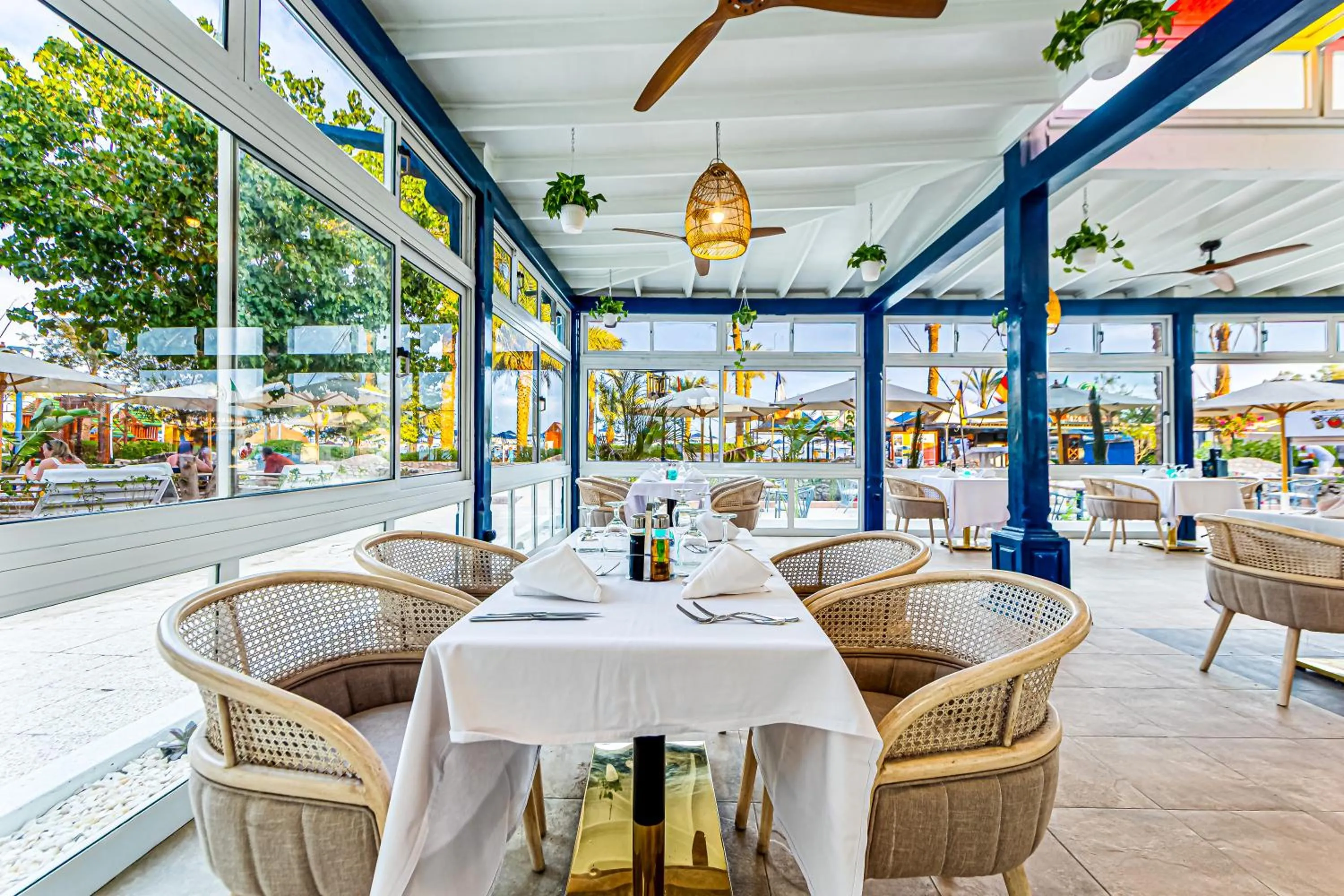 Restaurant/places to eat in Ghazala Beach