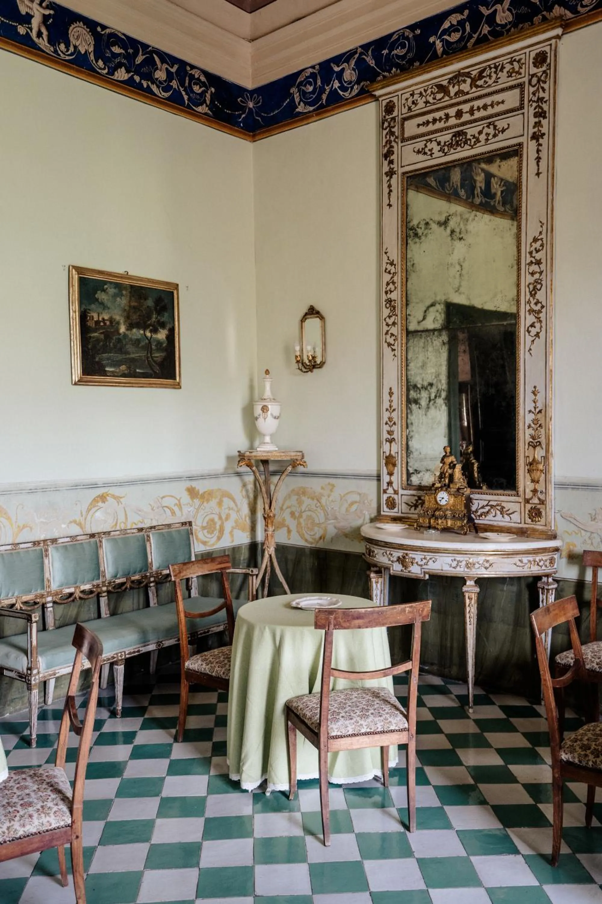 Living room in Palazzo Mazziotti
