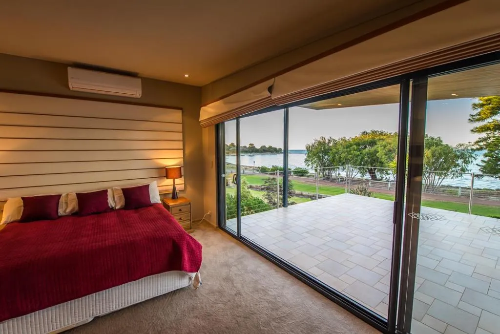 Bedroom, Bed in Regency Beach Club