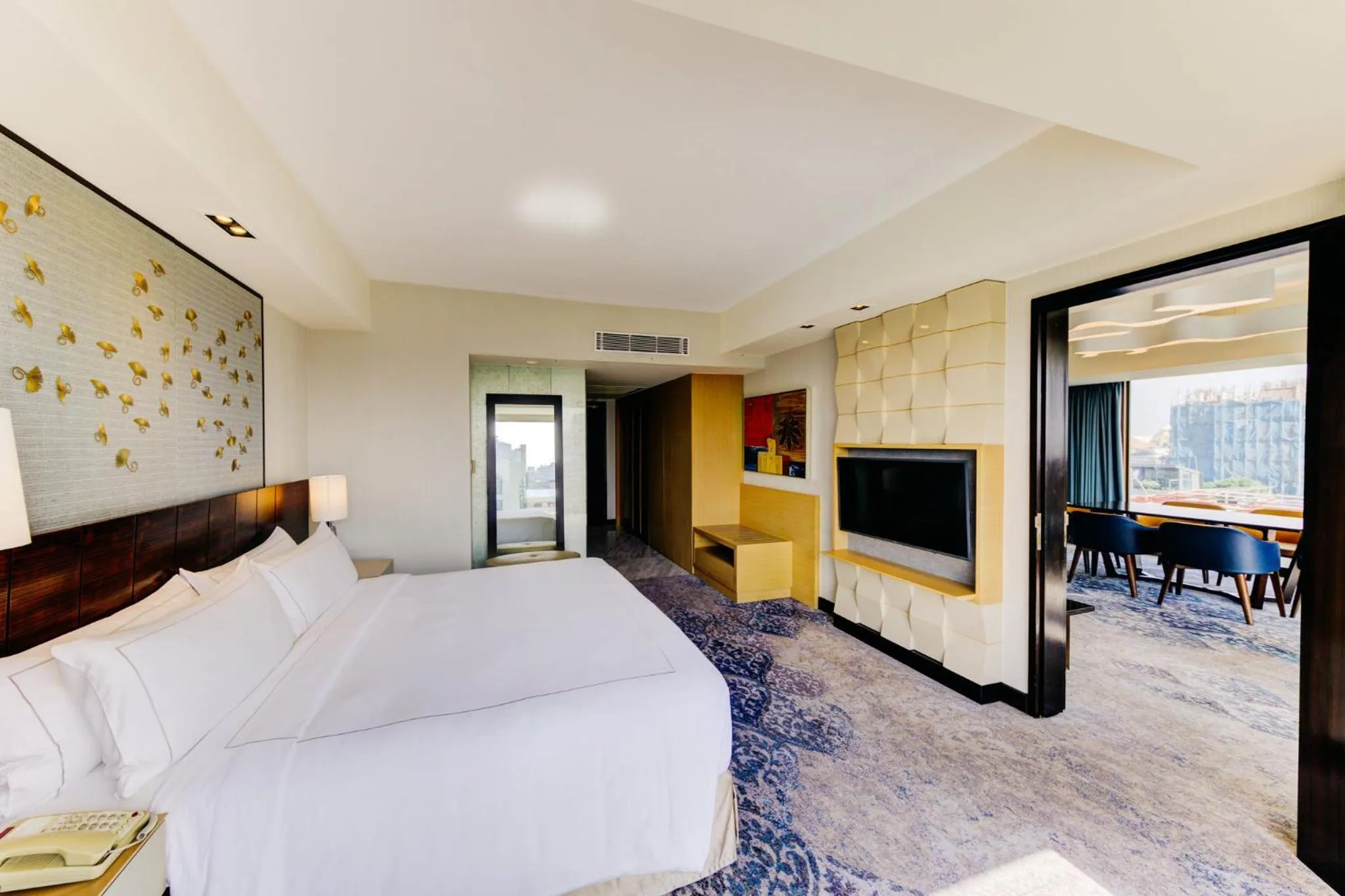 Photo of the whole room, Bed in Cinnamon Grand Colombo