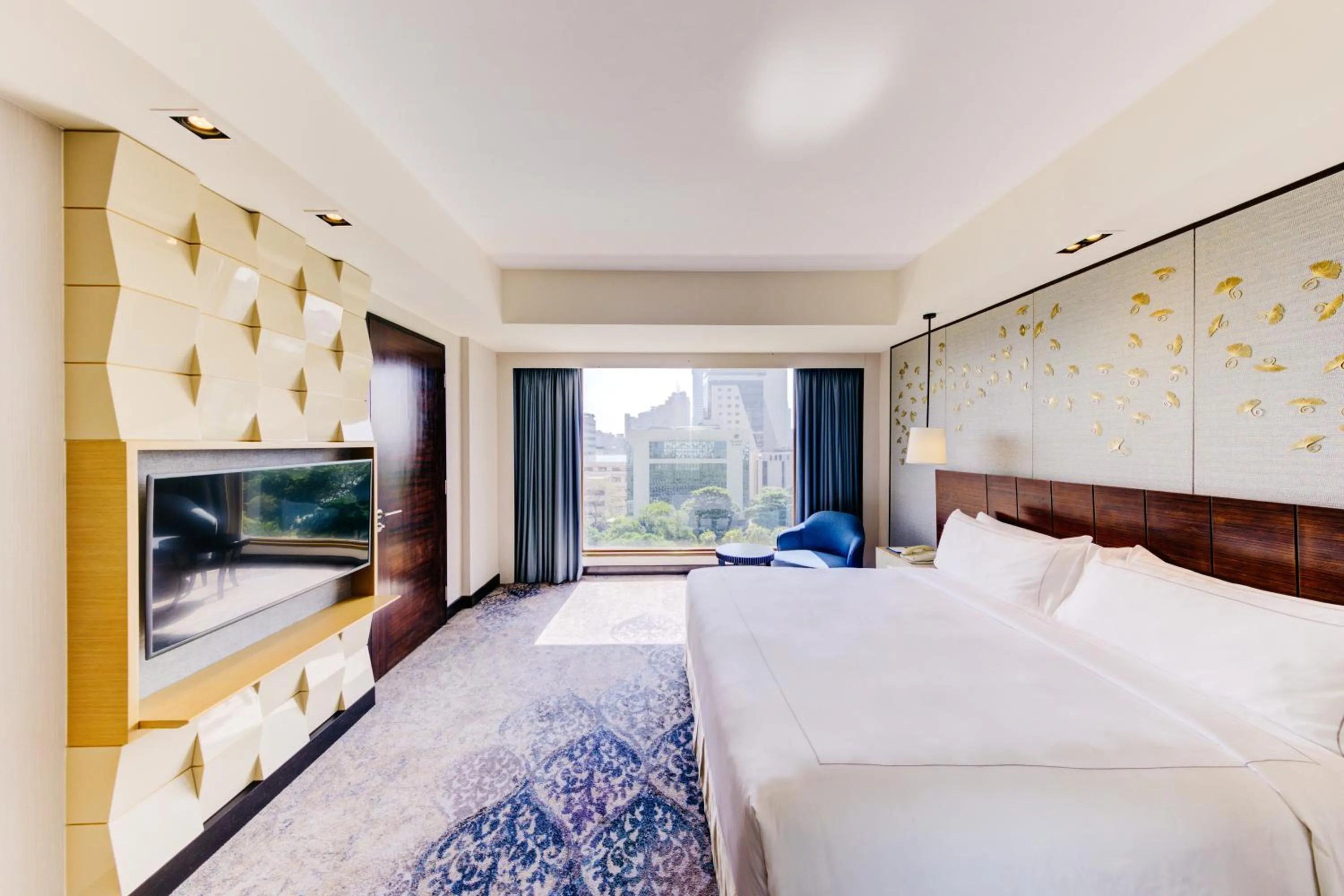 View (from property/room), Bed in Cinnamon Grand Colombo