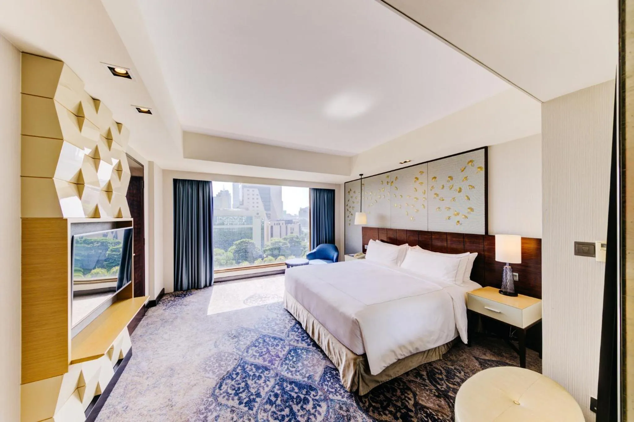 Photo of the whole room, Bed in Cinnamon Grand Colombo