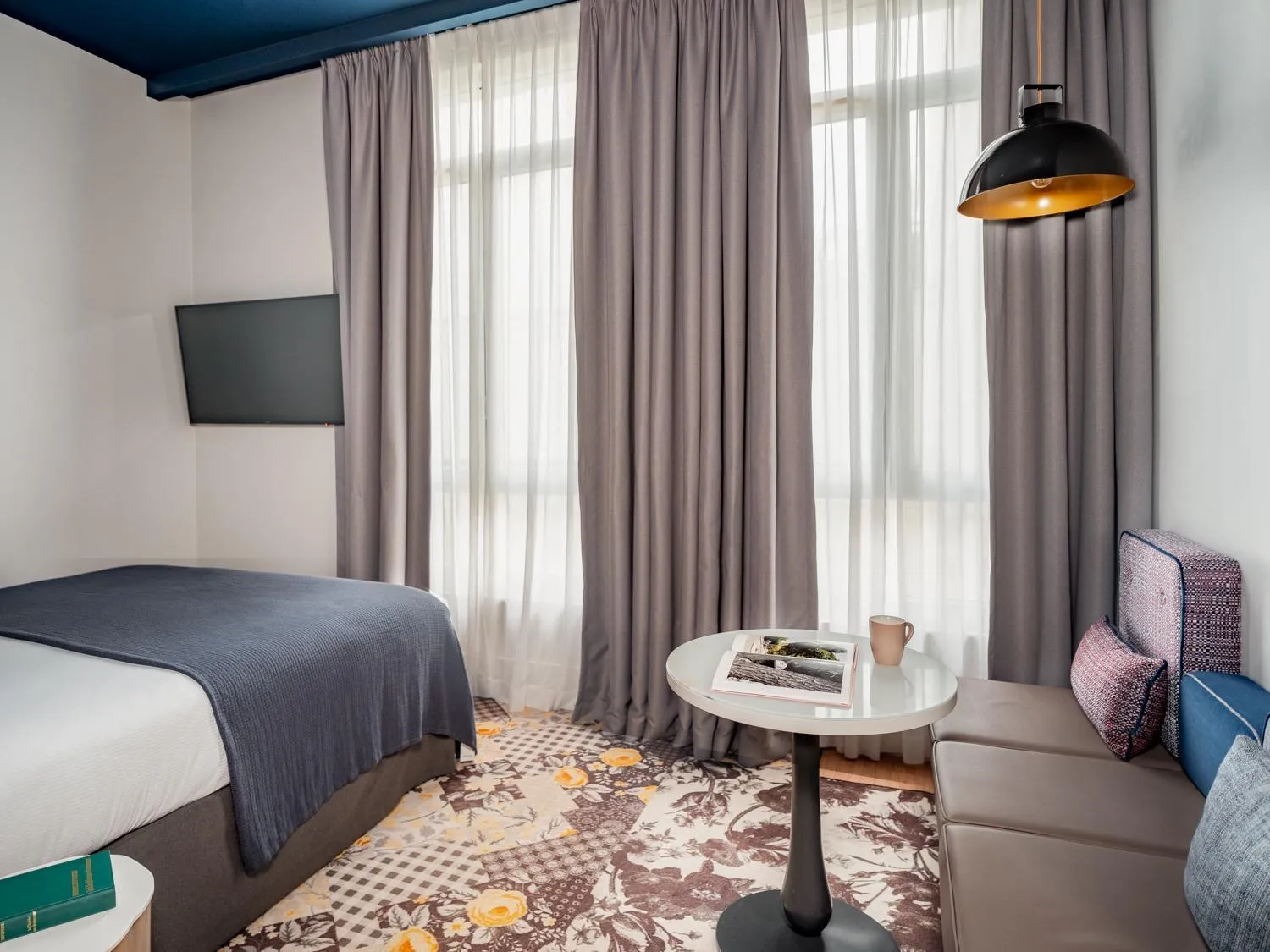 Photo of the whole room, Bed in Hôtel Belleval