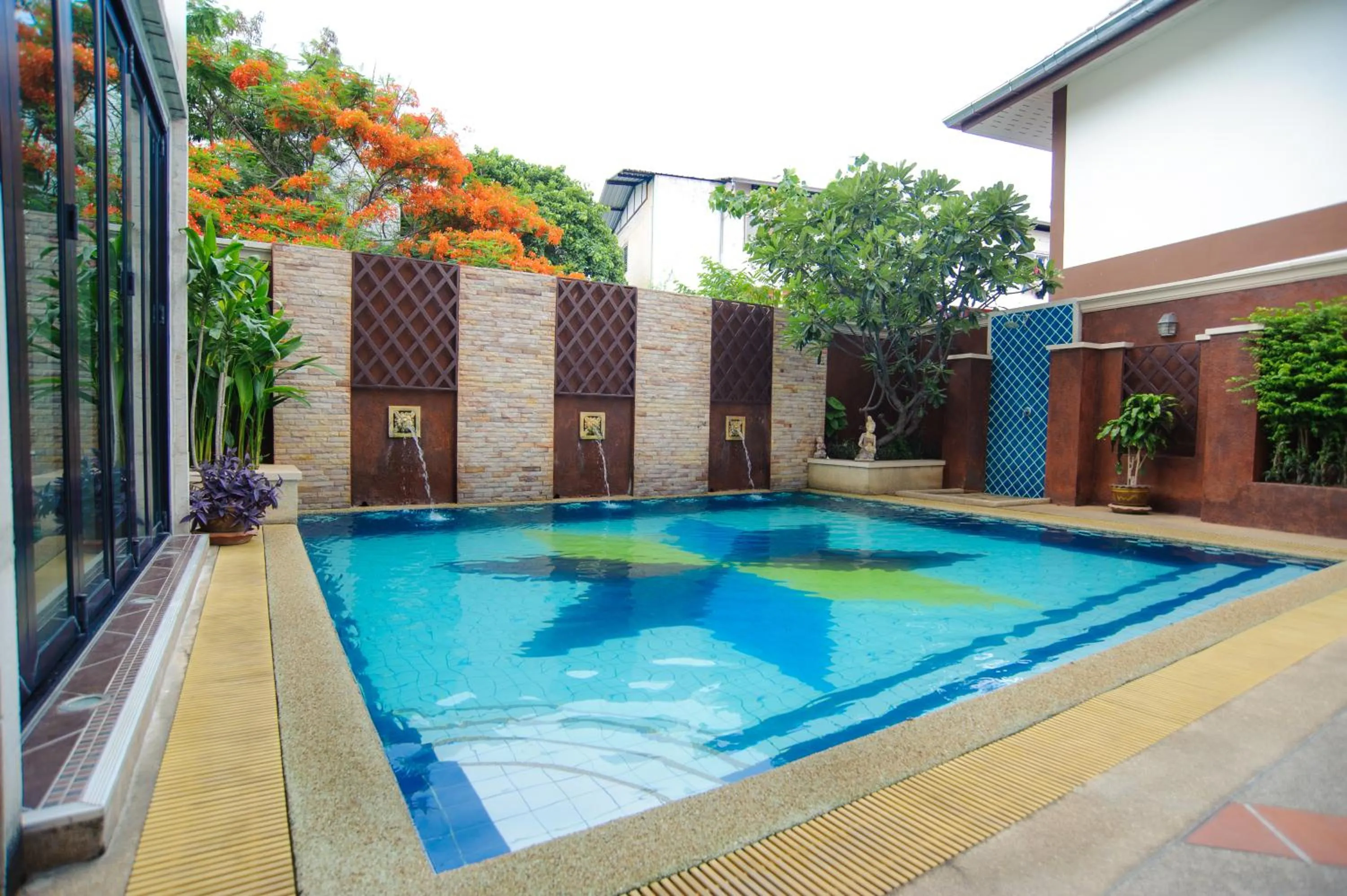 Swimming pool in Diamond City Place