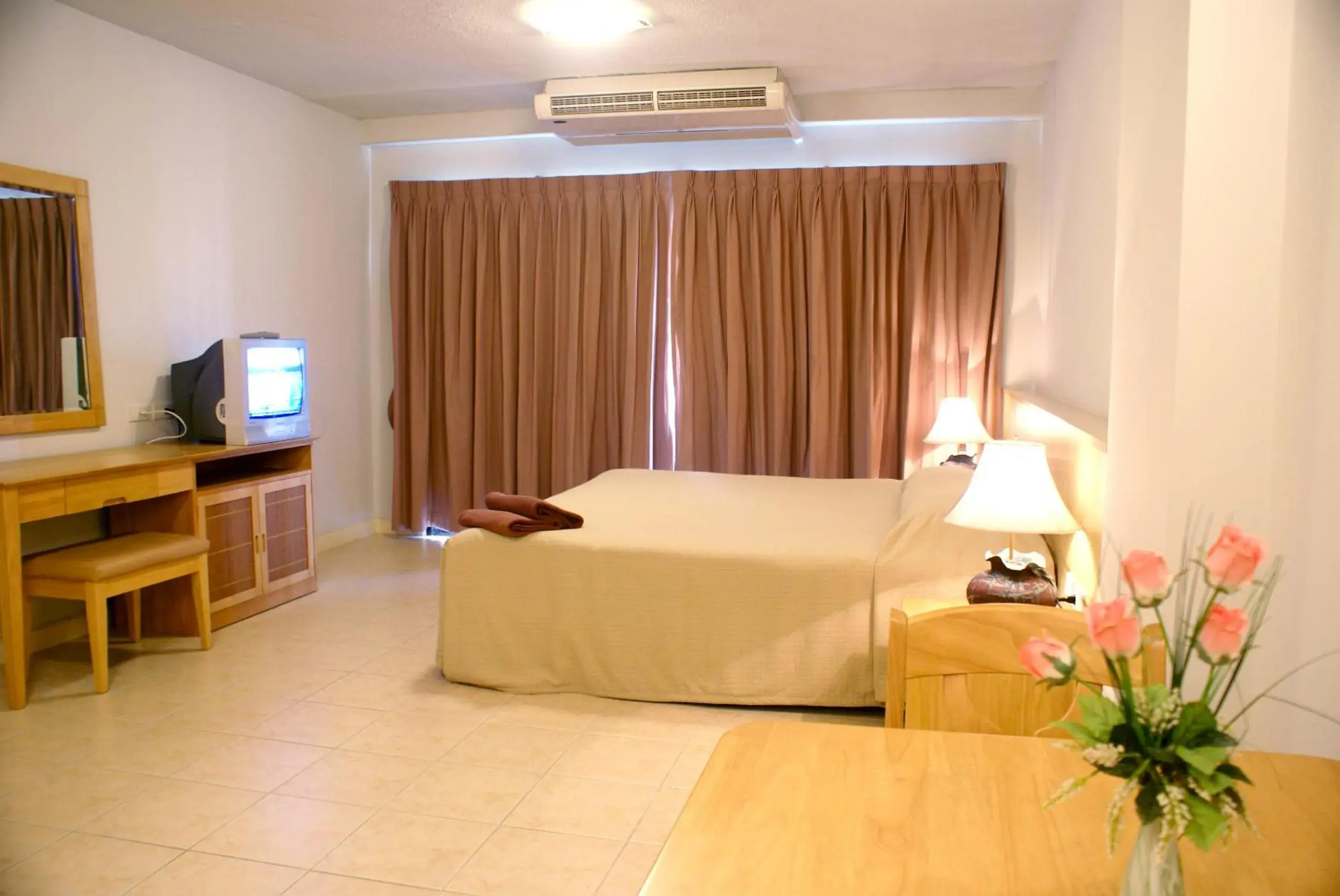 Bedroom, Bed in Diamond City Place Hotel