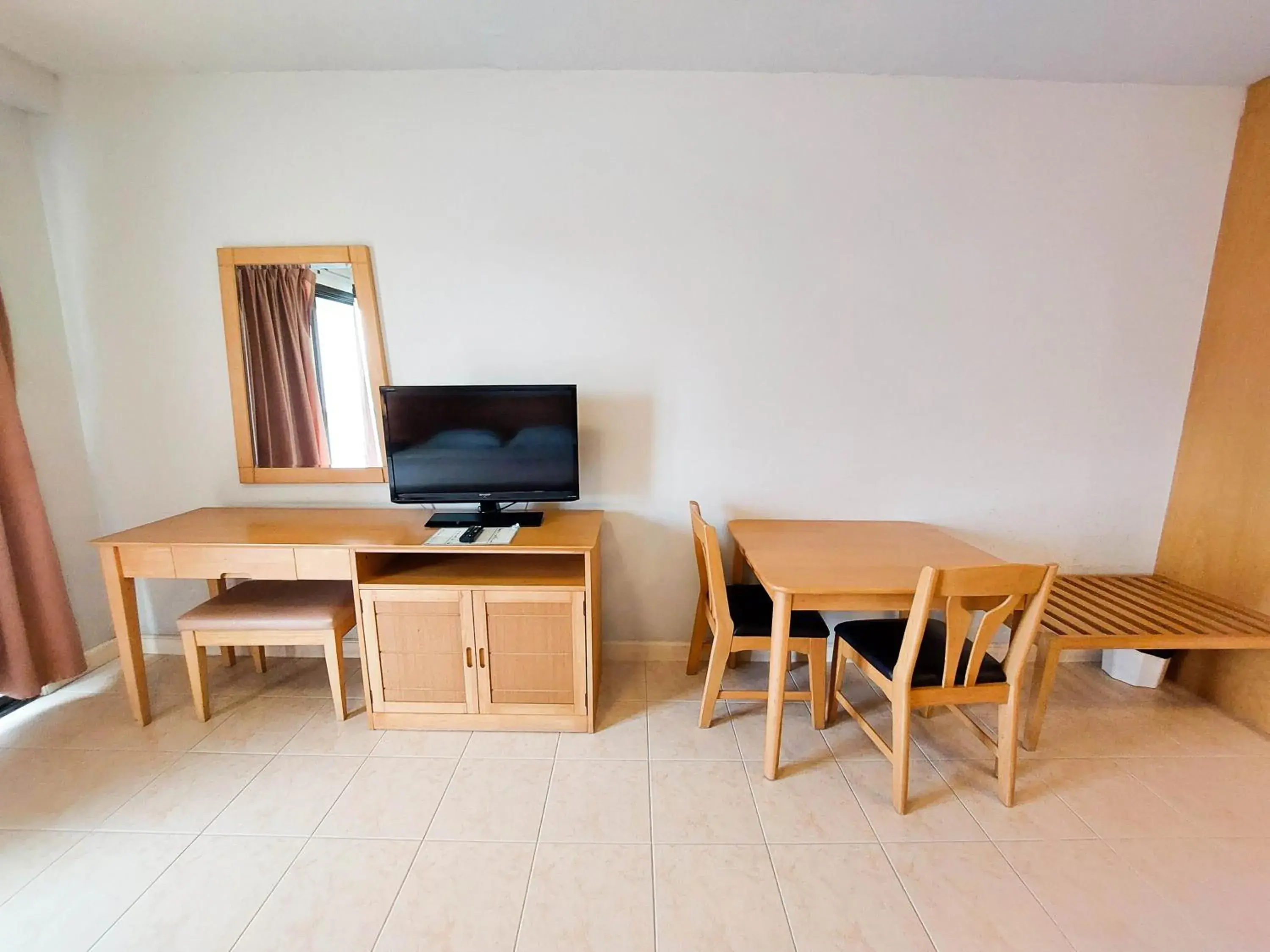 Living room, TV/Entertainment Center in Diamond City Place Hotel