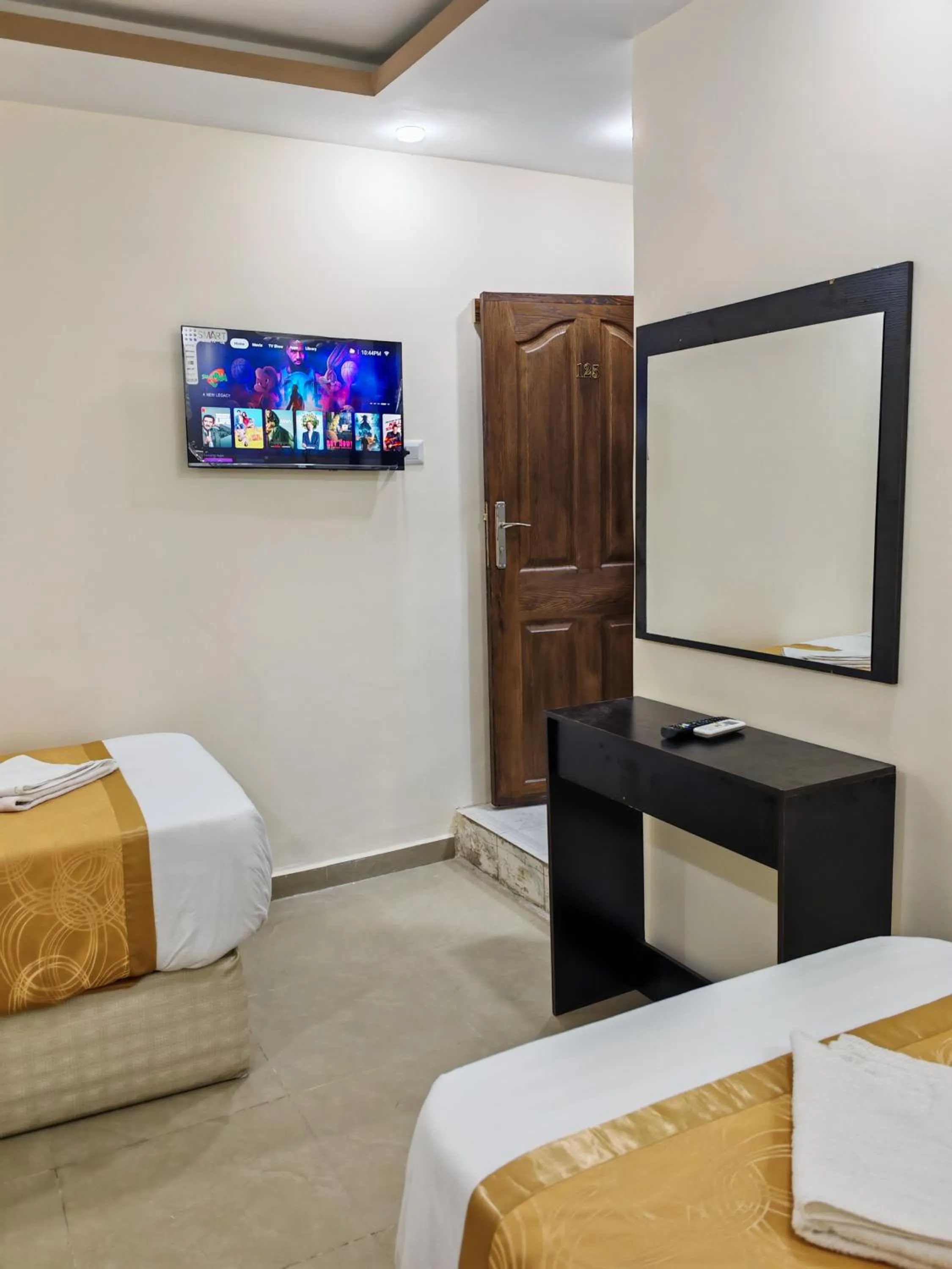 Communal lounge/ TV room, Bed in Petra Gate Hotel
