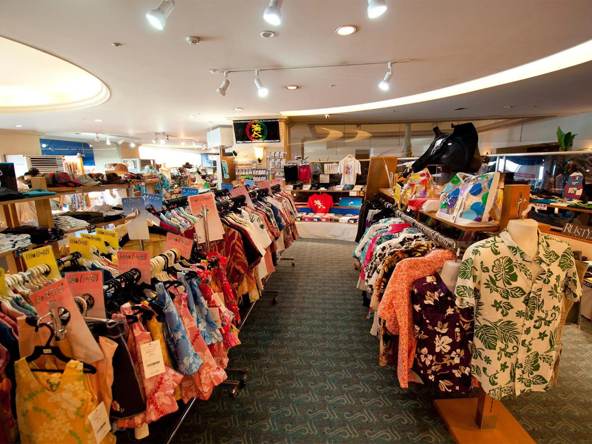 On-site shops in Rizzan Sea Park Hotel Tancha Bay