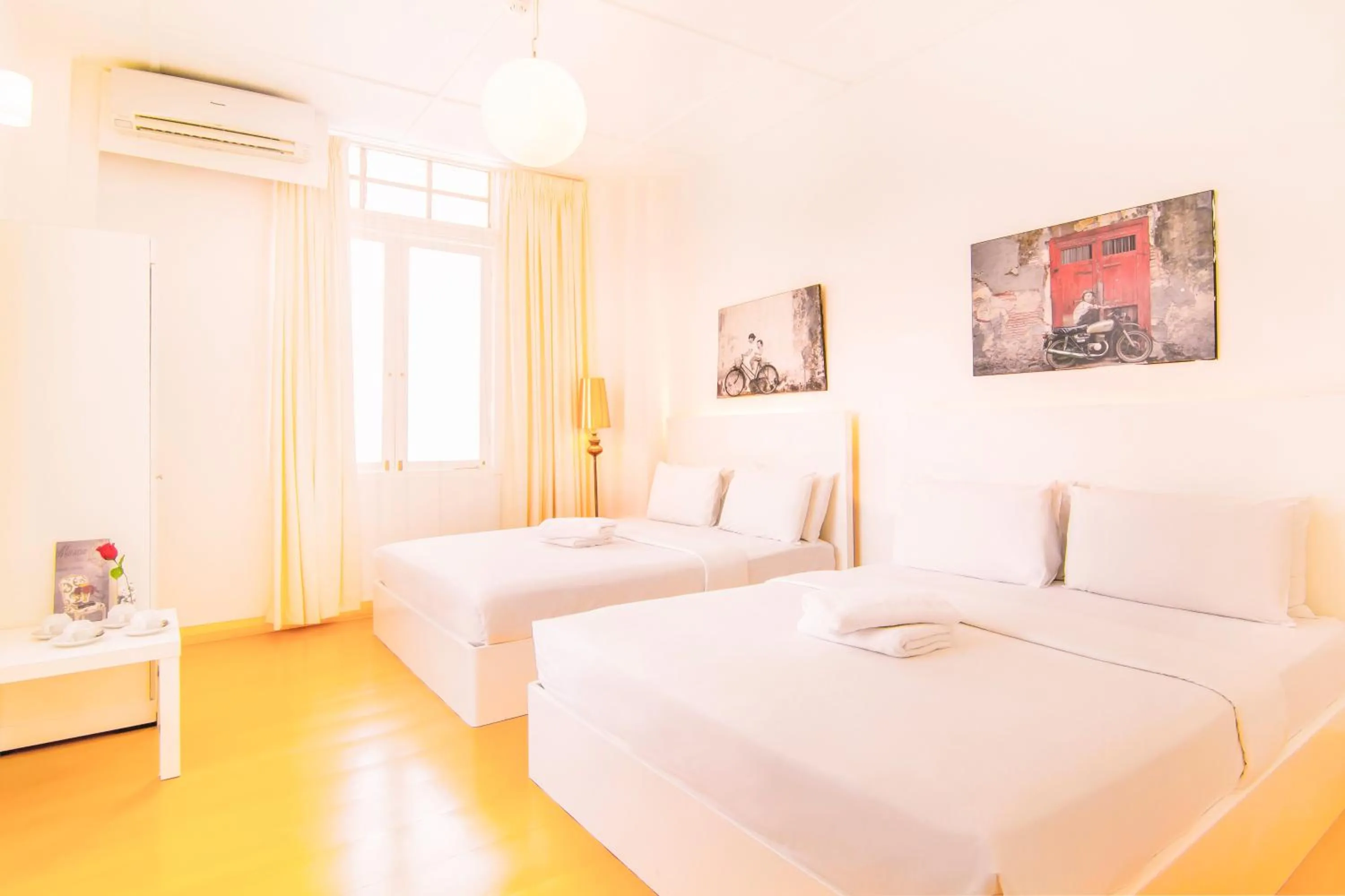 Photo of the whole room, Bed in Chulia Heritage Hotel