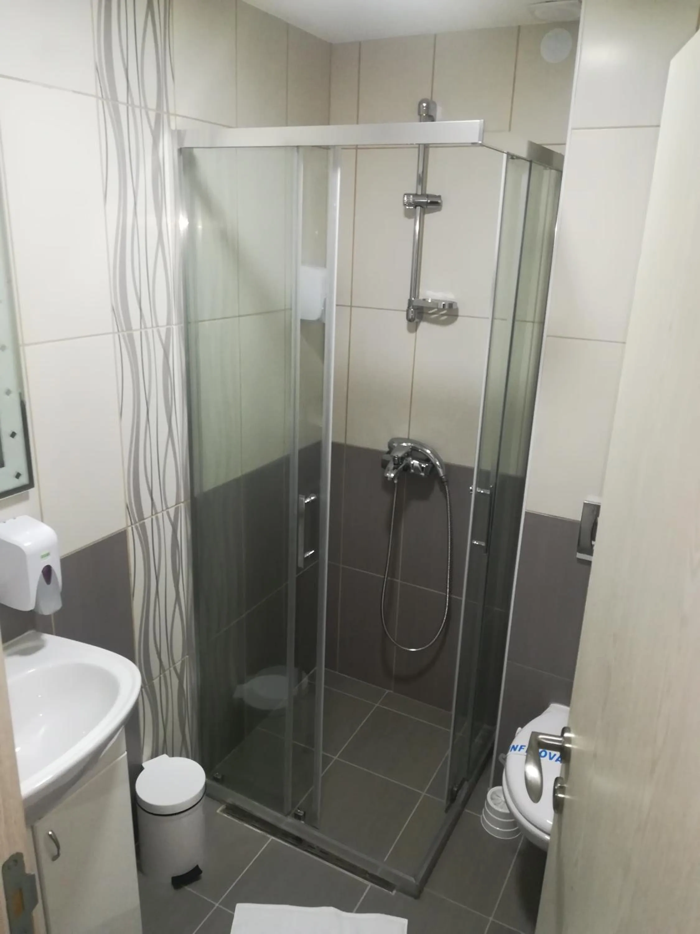 Shower in Karavan 123