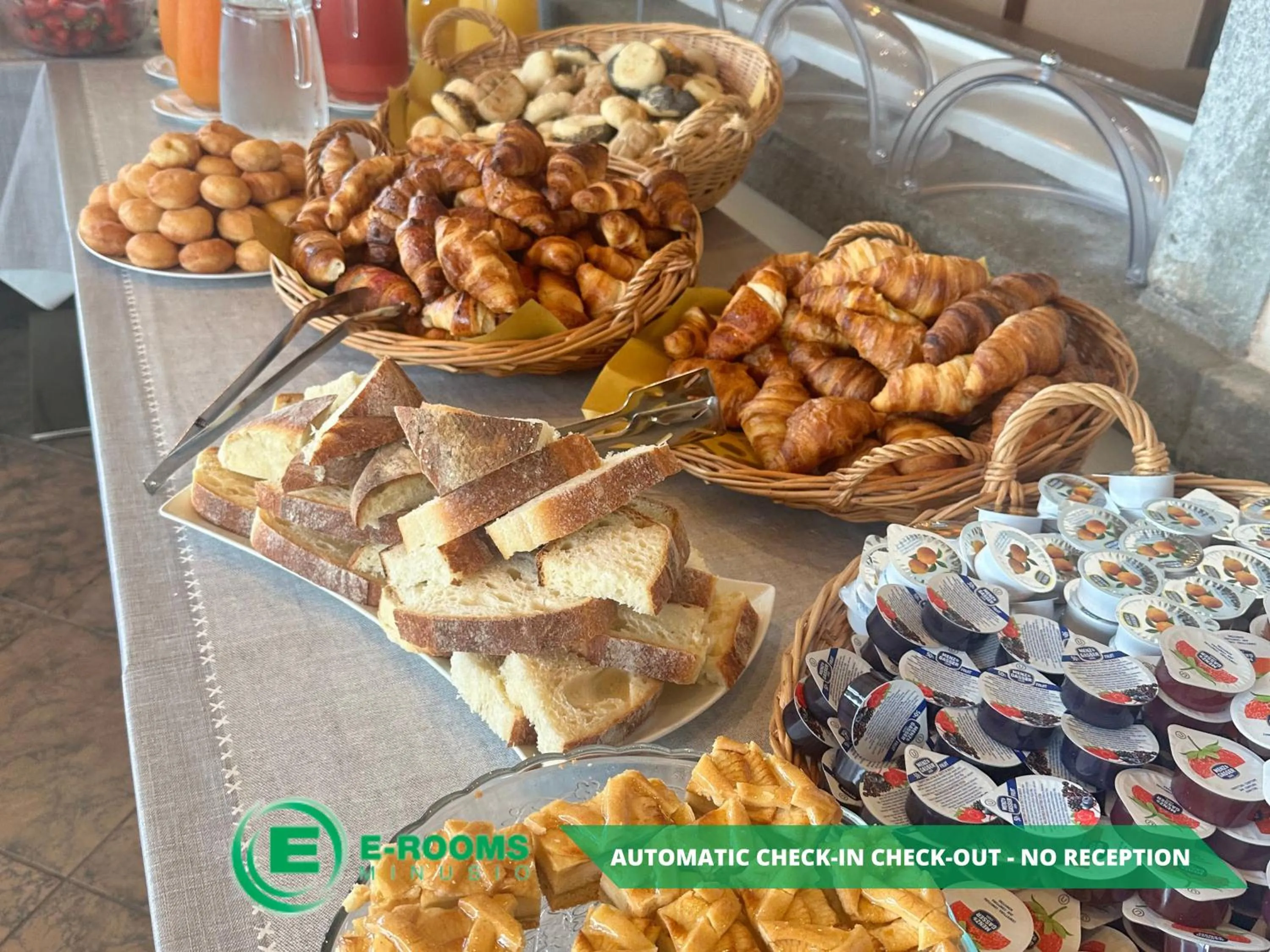 Buffet breakfast in E-Rooms Minusio