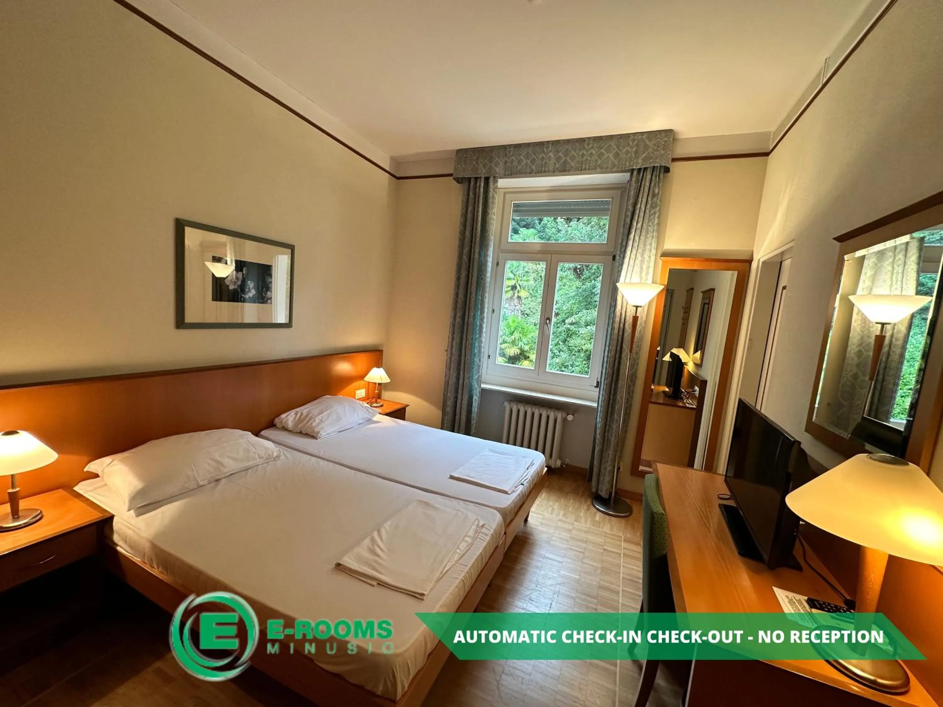 Photo of the whole room, Bed in E-Rooms Minusio