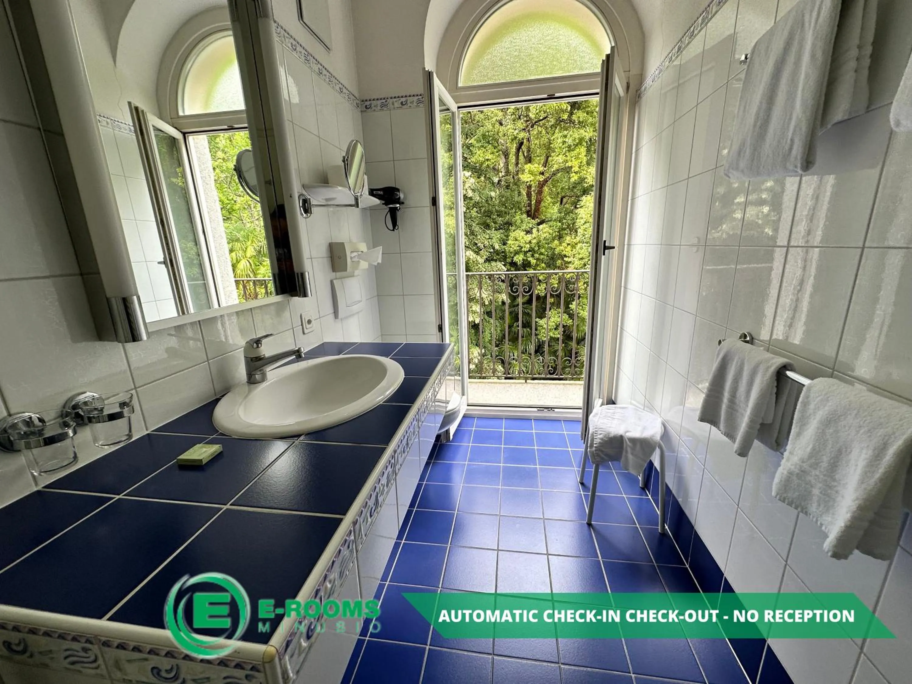 Bathroom in E-Rooms Minusio