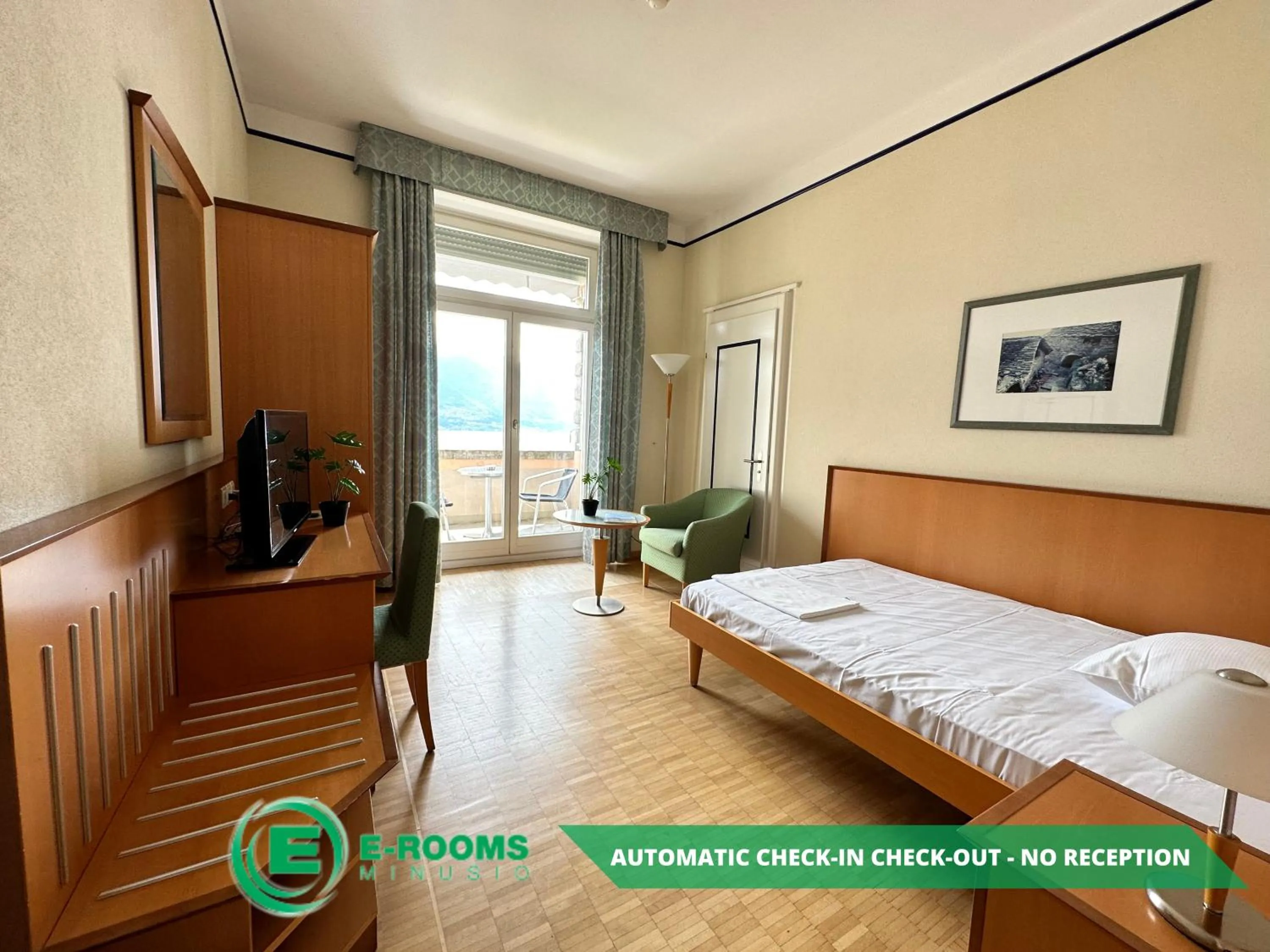 Photo of the whole room, Bed in E-Rooms Minusio