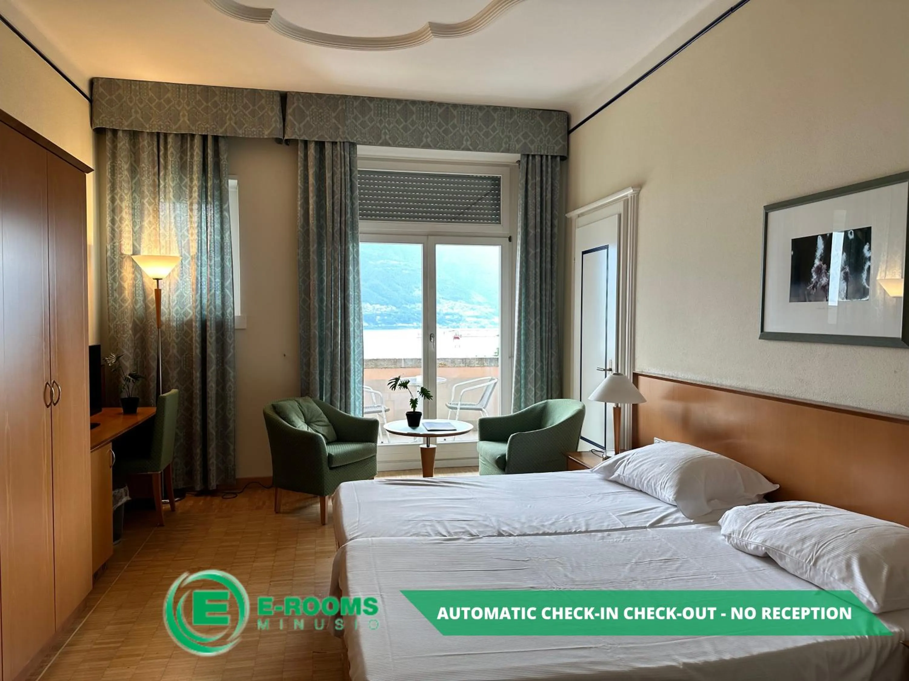 Photo of the whole room, Bed in E-Rooms Minusio