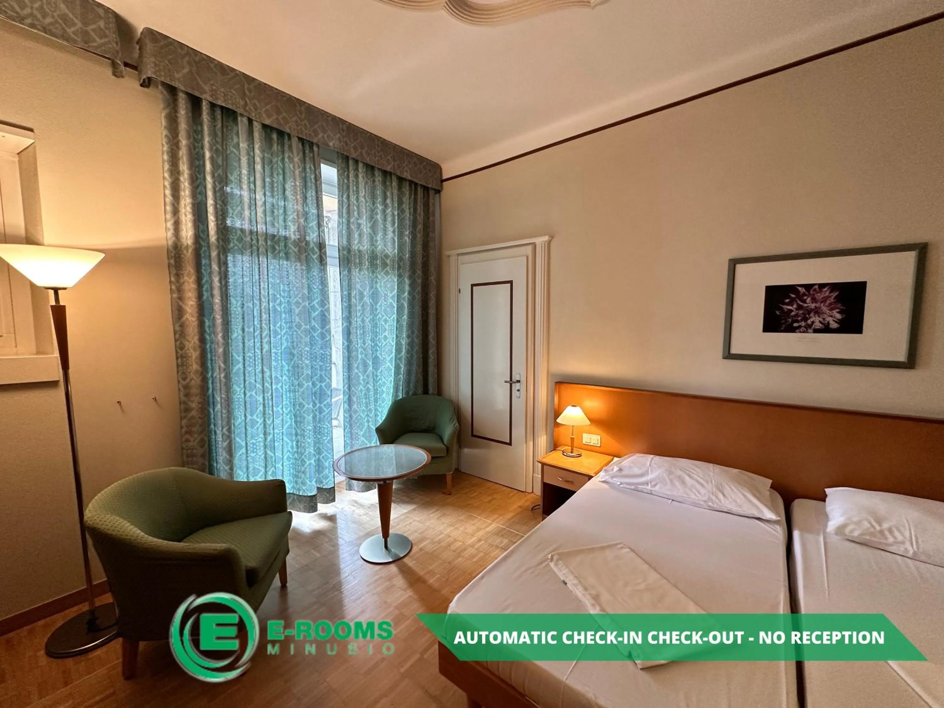 Photo of the whole room, Bed in E-Rooms Minusio