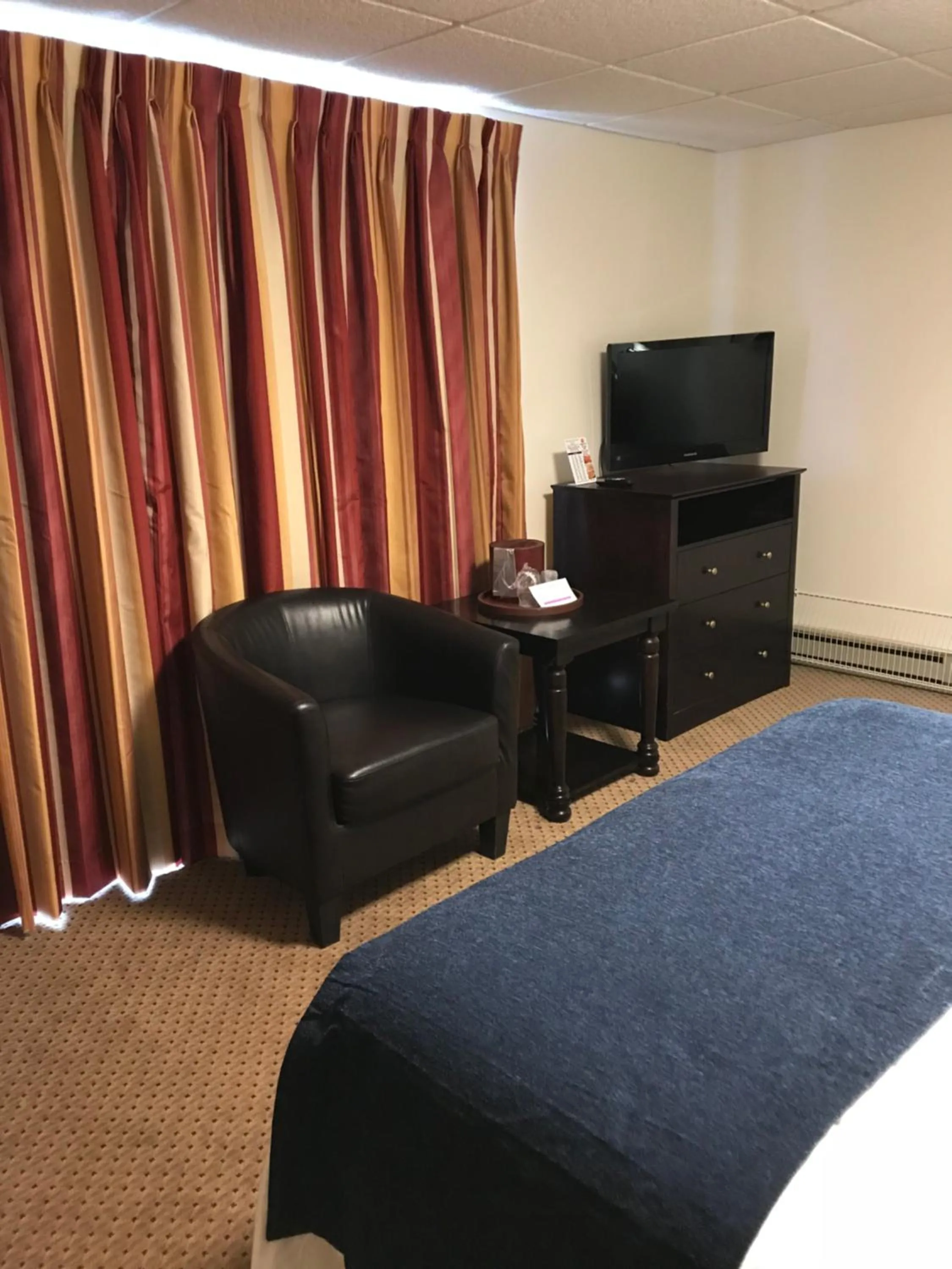 Bed in Brentwood Motor Inn