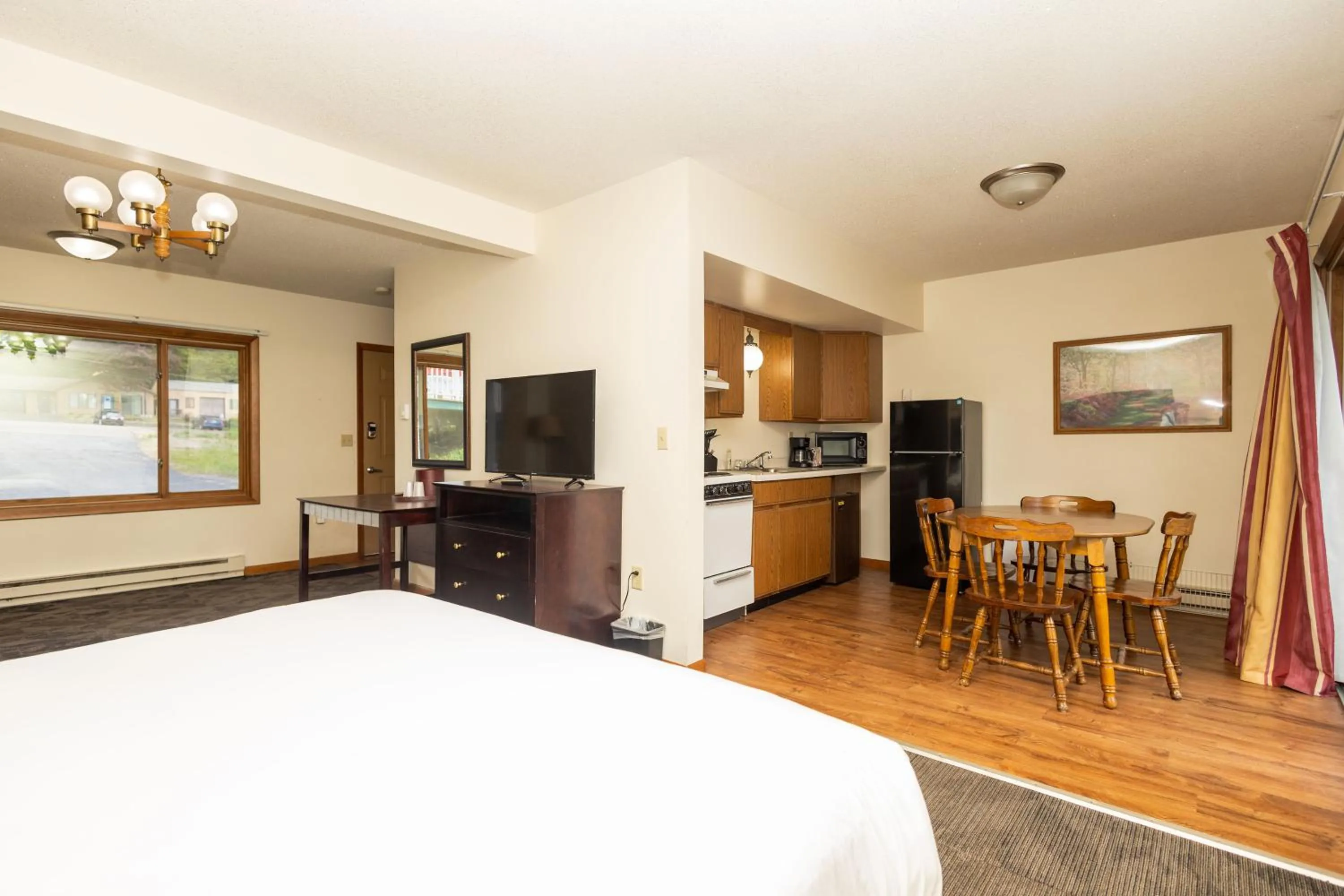 Bed in Brentwood Motor Inn