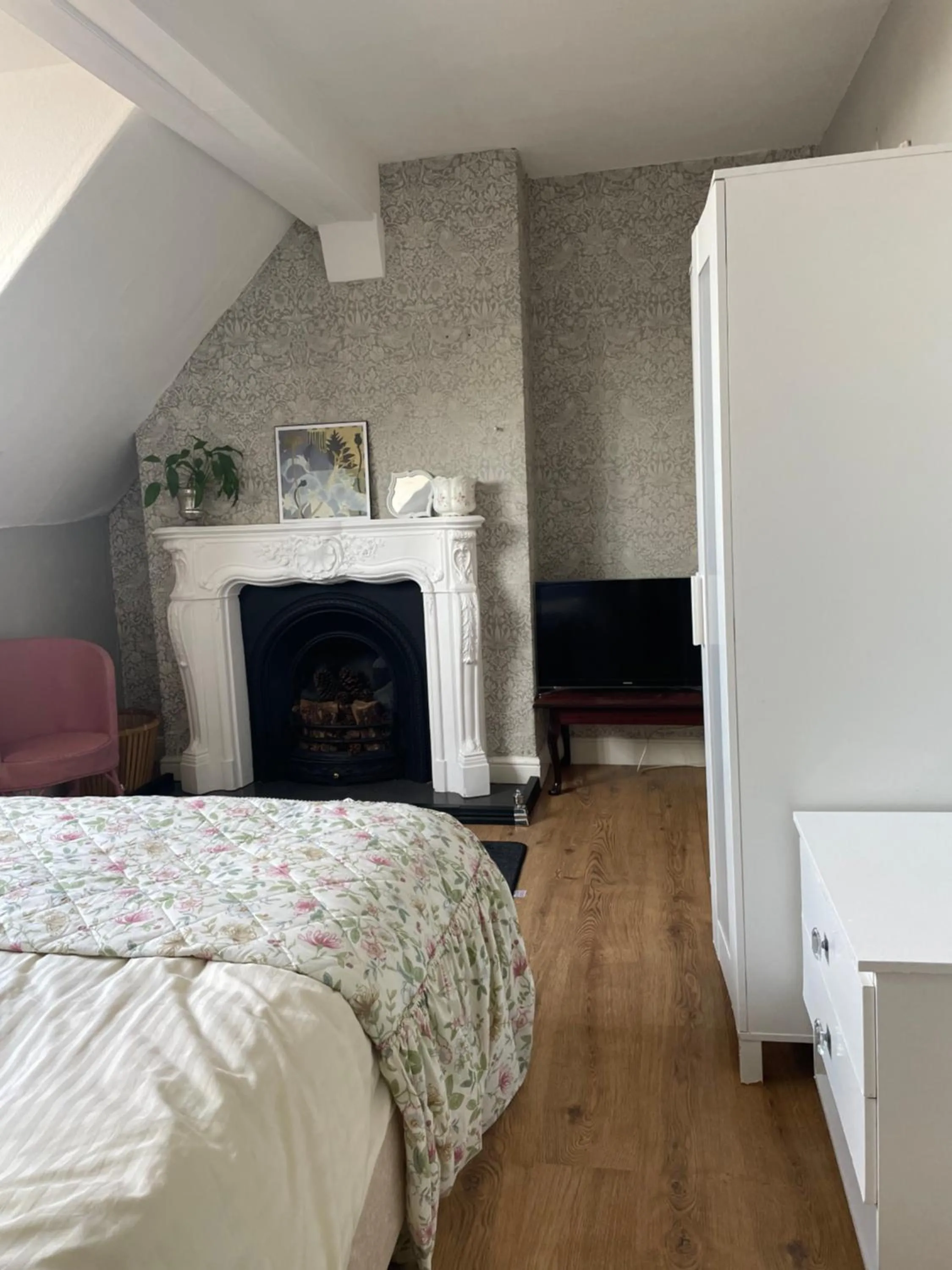 Bed in Bournville House & Cafe