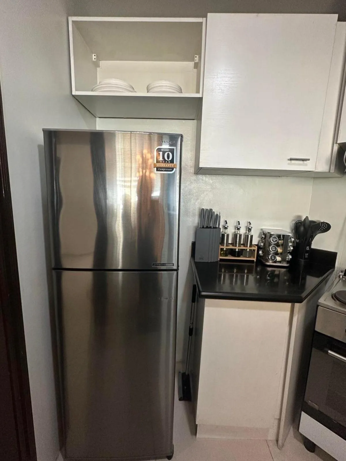 Kitchen or kitchenette in Suites de Marina Manila with Netflix