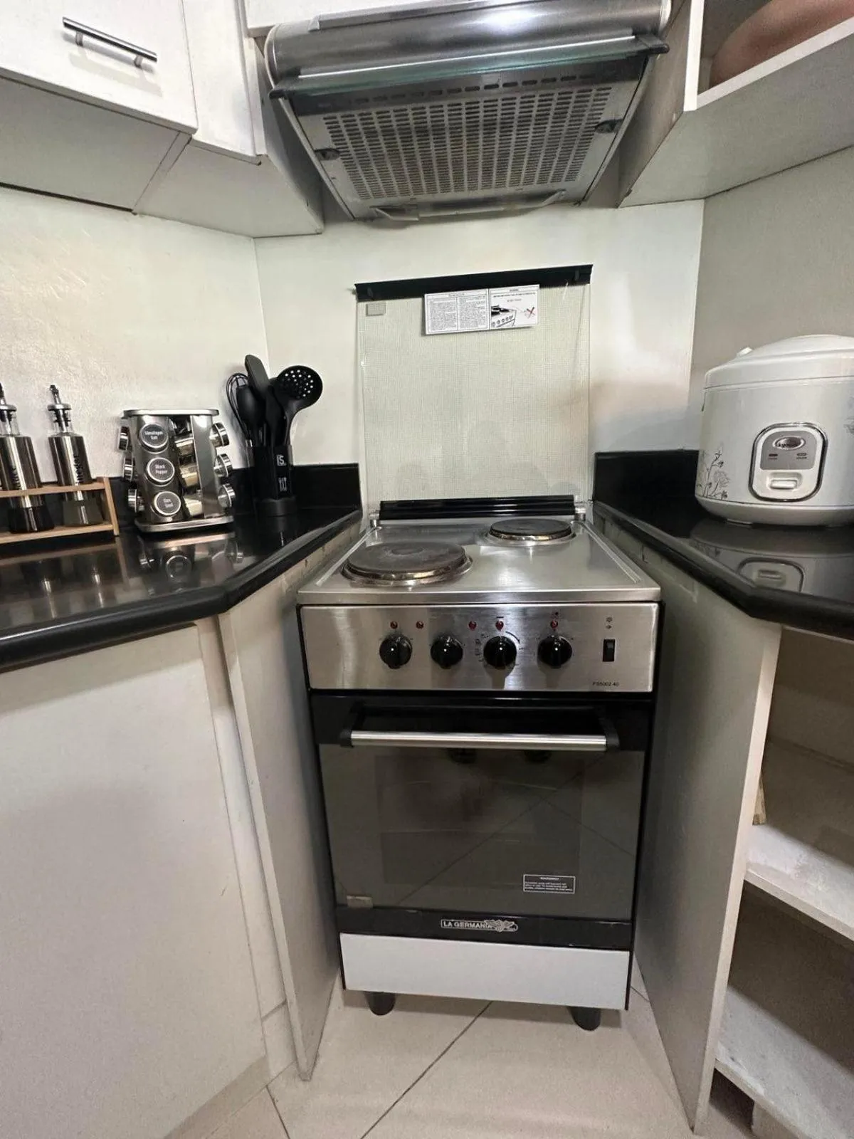 Kitchen or kitchenette in Suites de Marina Manila with Netflix