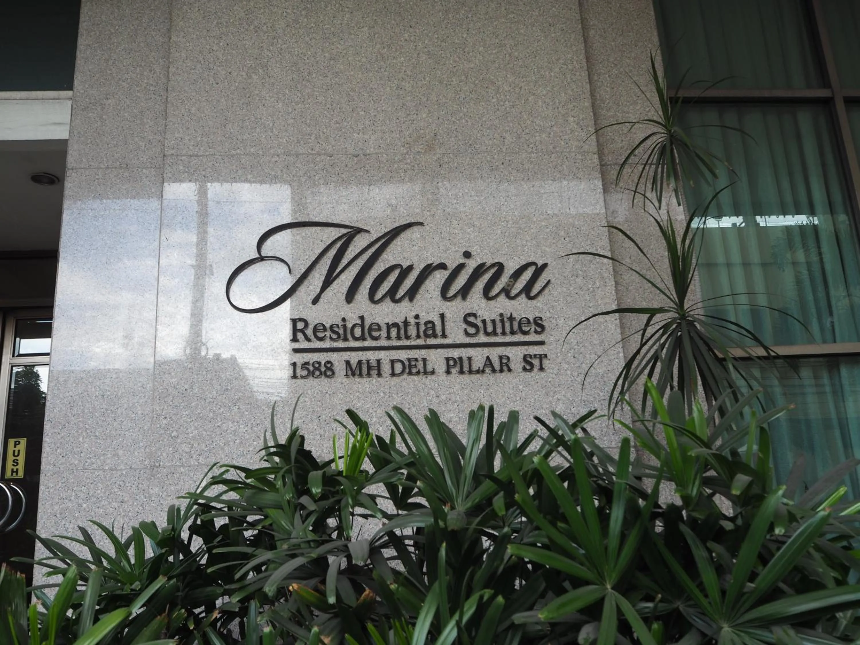 Property building in Suites de Marina Manila with Netflix