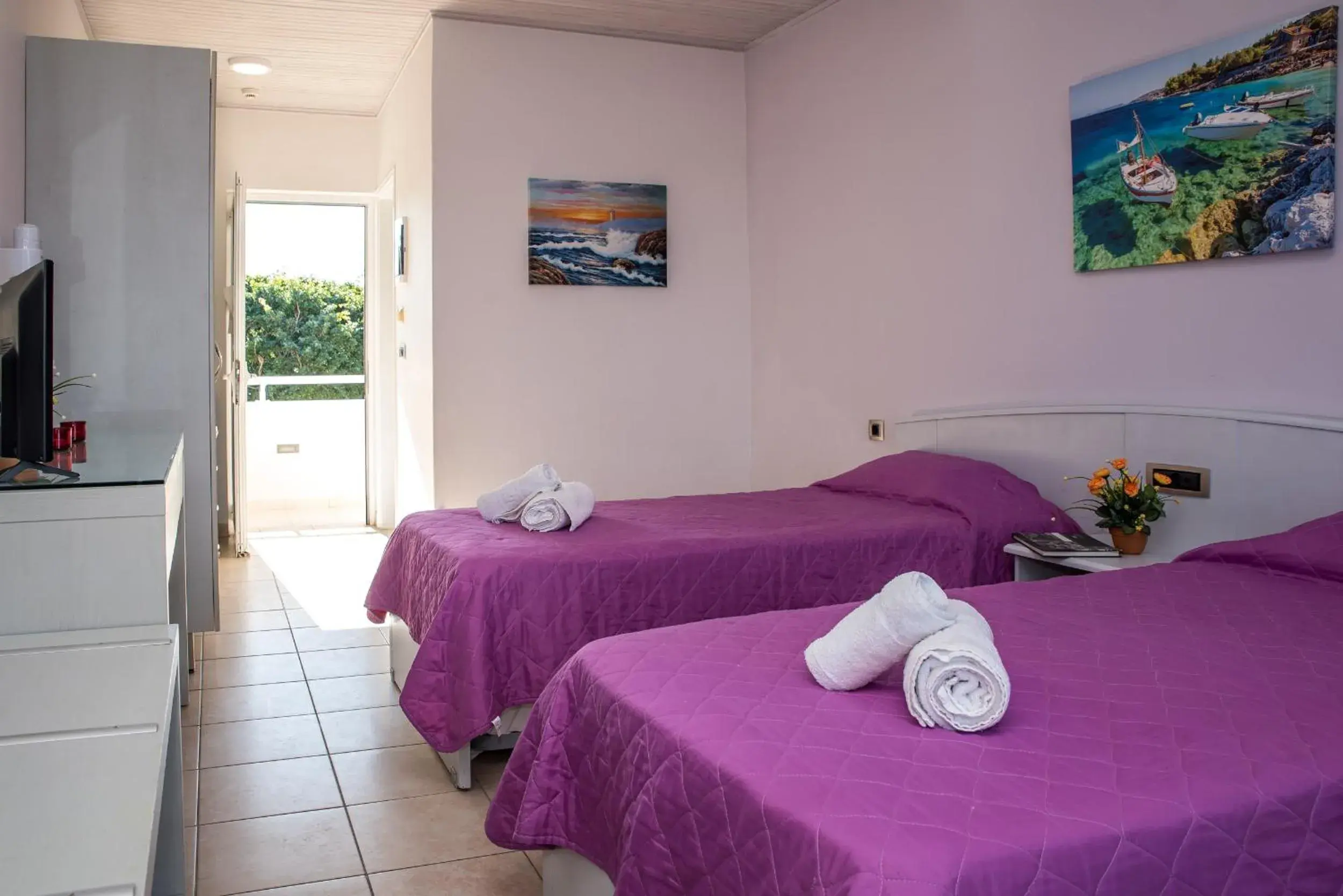 Bed in Tom & John Center Bed in Tom & John Center