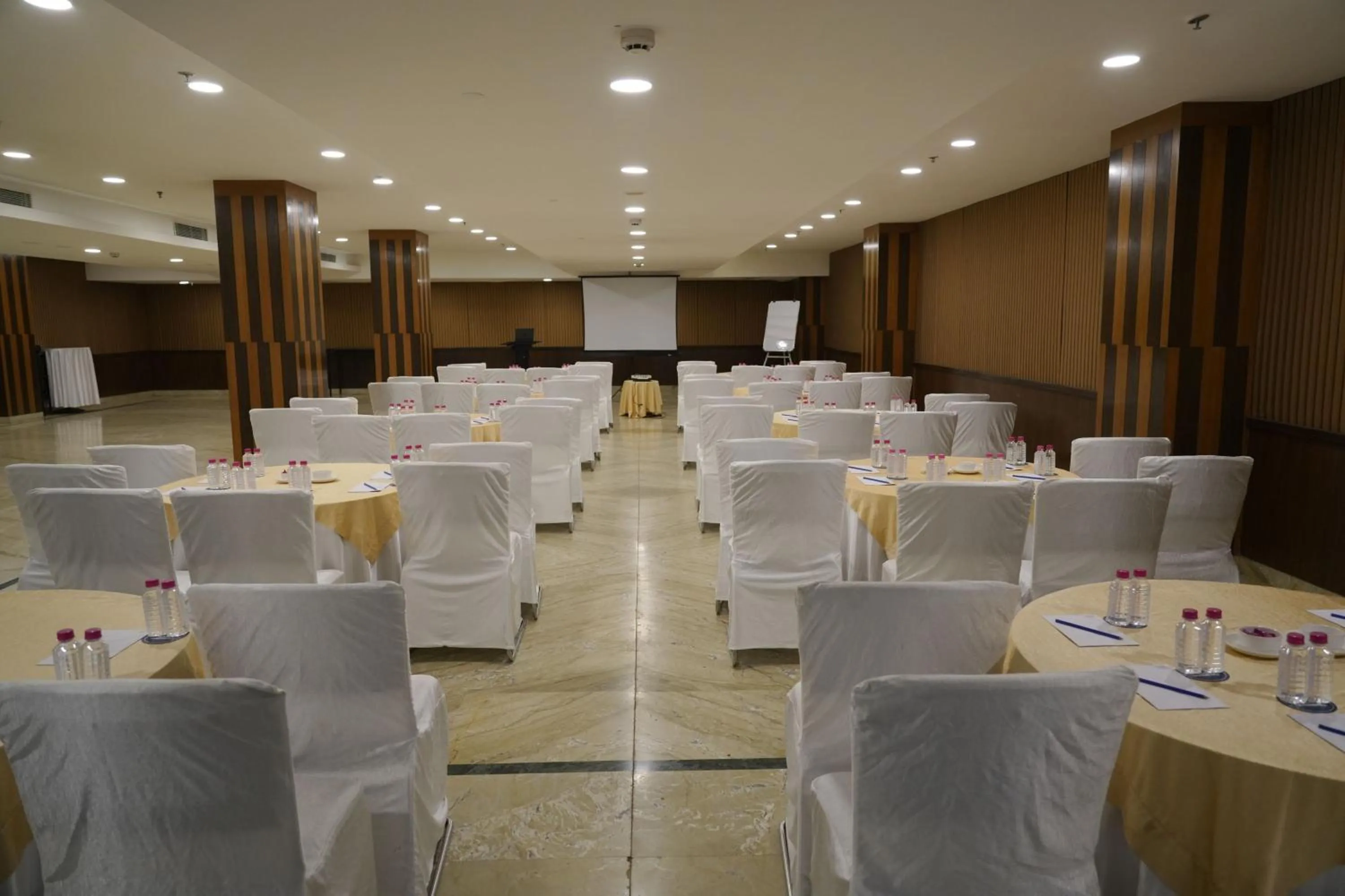 Meeting/conference room in Four Points by Sheraton Vadodara