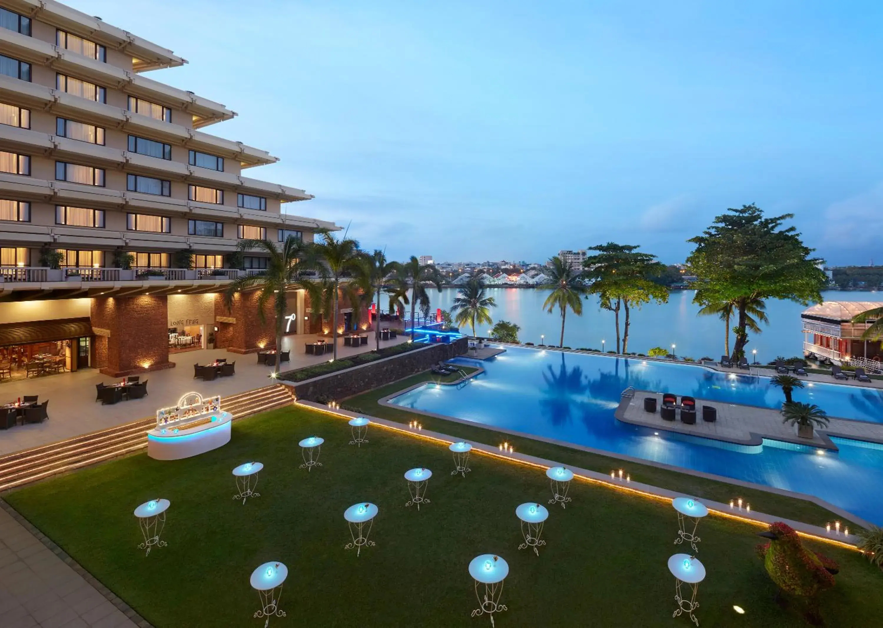 Garden view in Cinnamon Lakeside Garden view in Cinnamon Lakeside