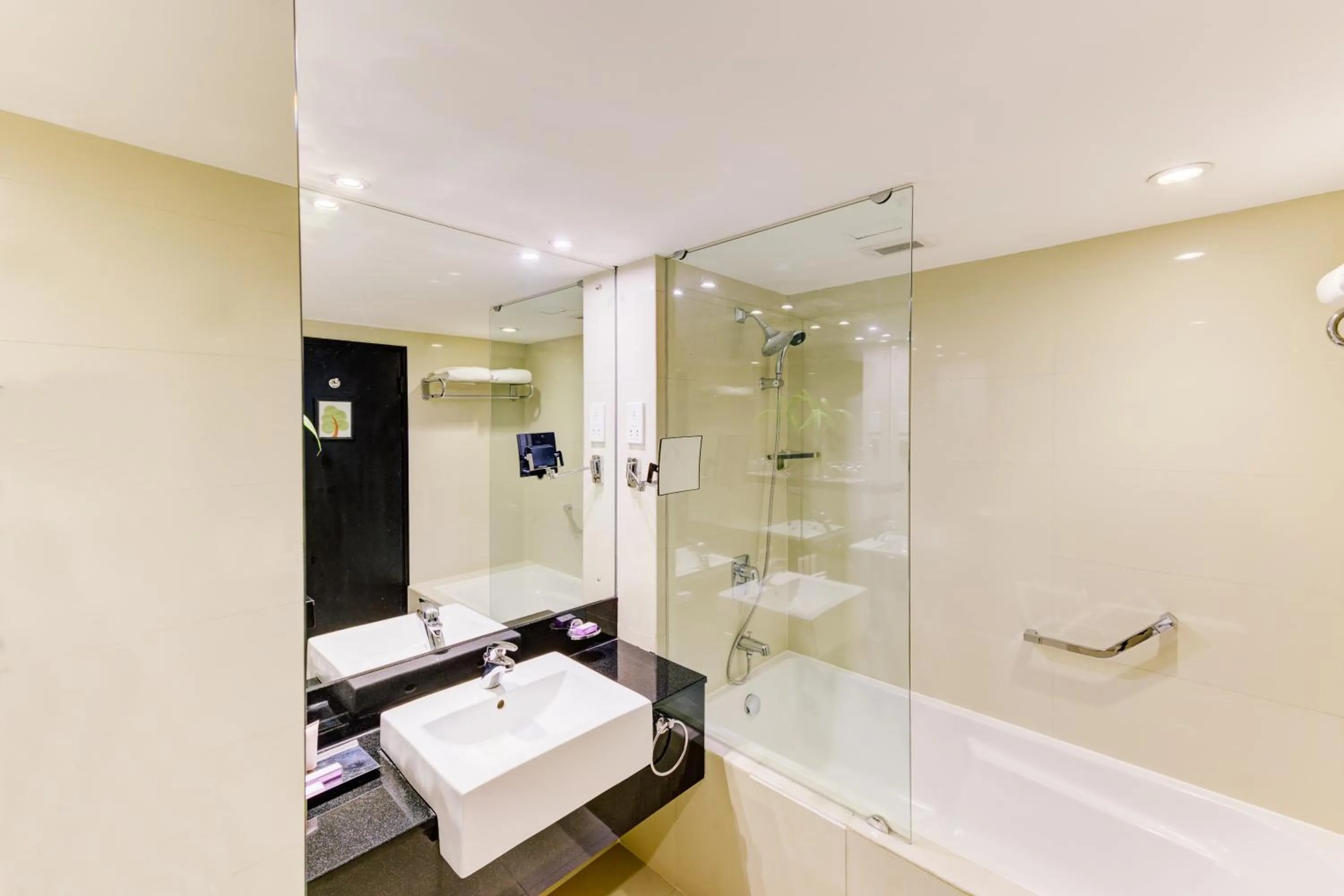 Shower in Cinnamon Lakeside