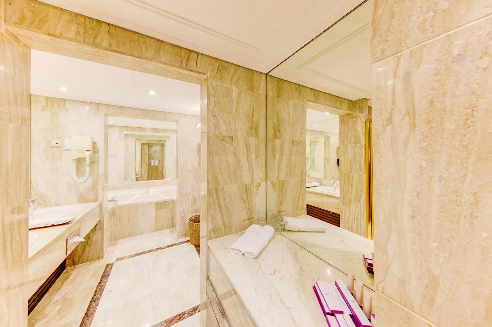 Bathroom, Bed in Cinnamon Lakeside