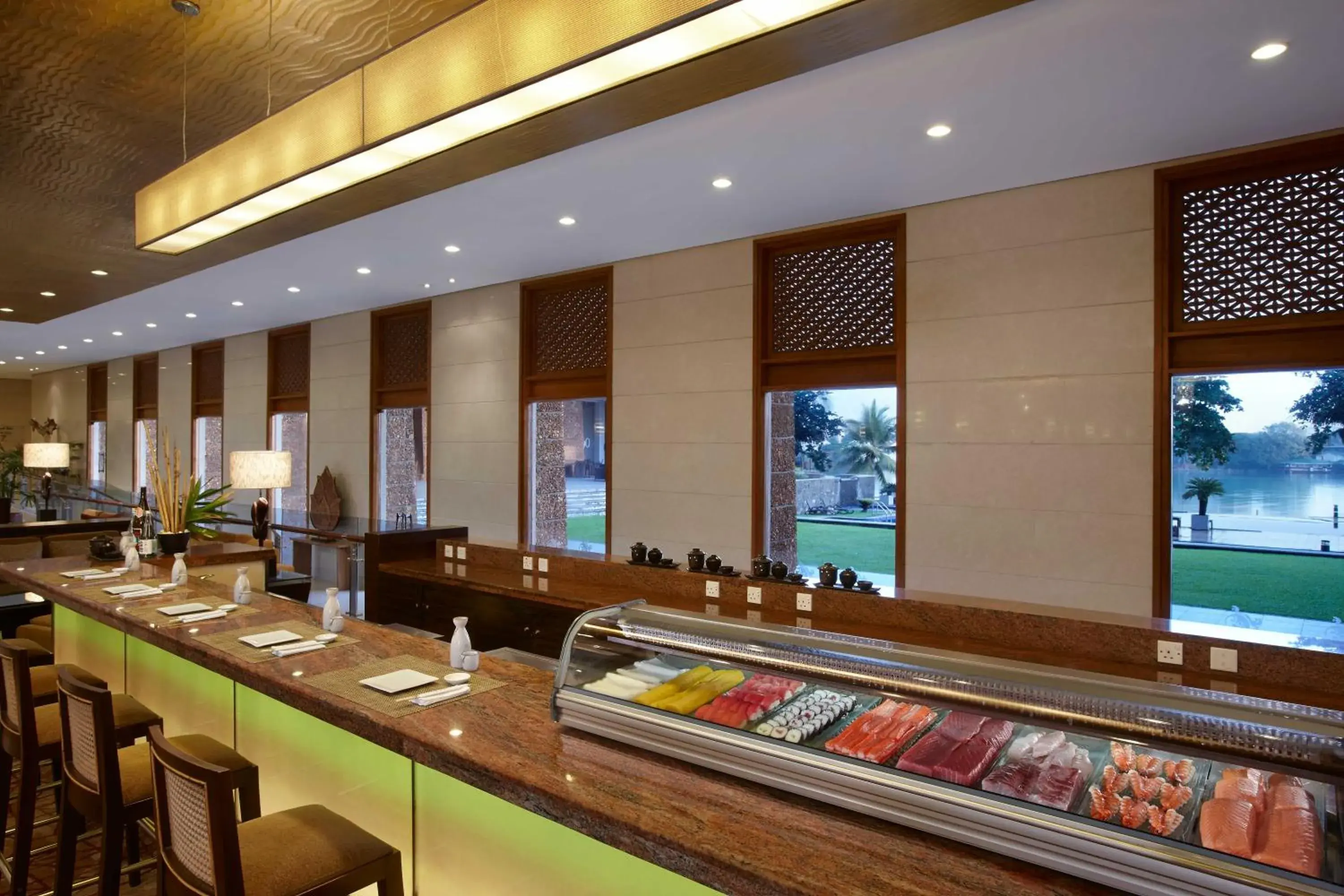 Restaurant/places to eat in Cinnamon Lakeside Restaurant/places to eat in Cinnamon Lakeside