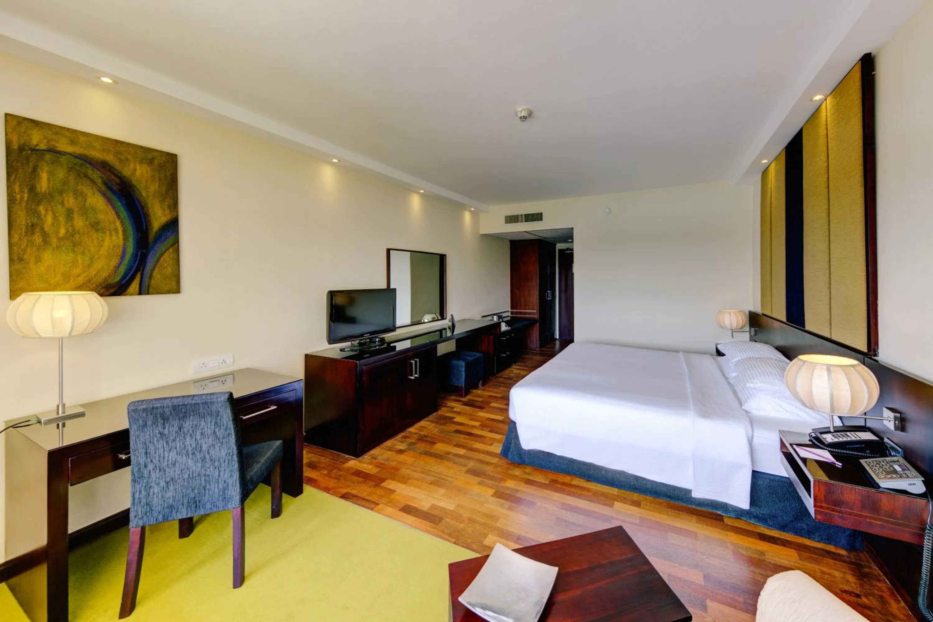 Photo of the whole room, Bed in Cinnamon Lakeside