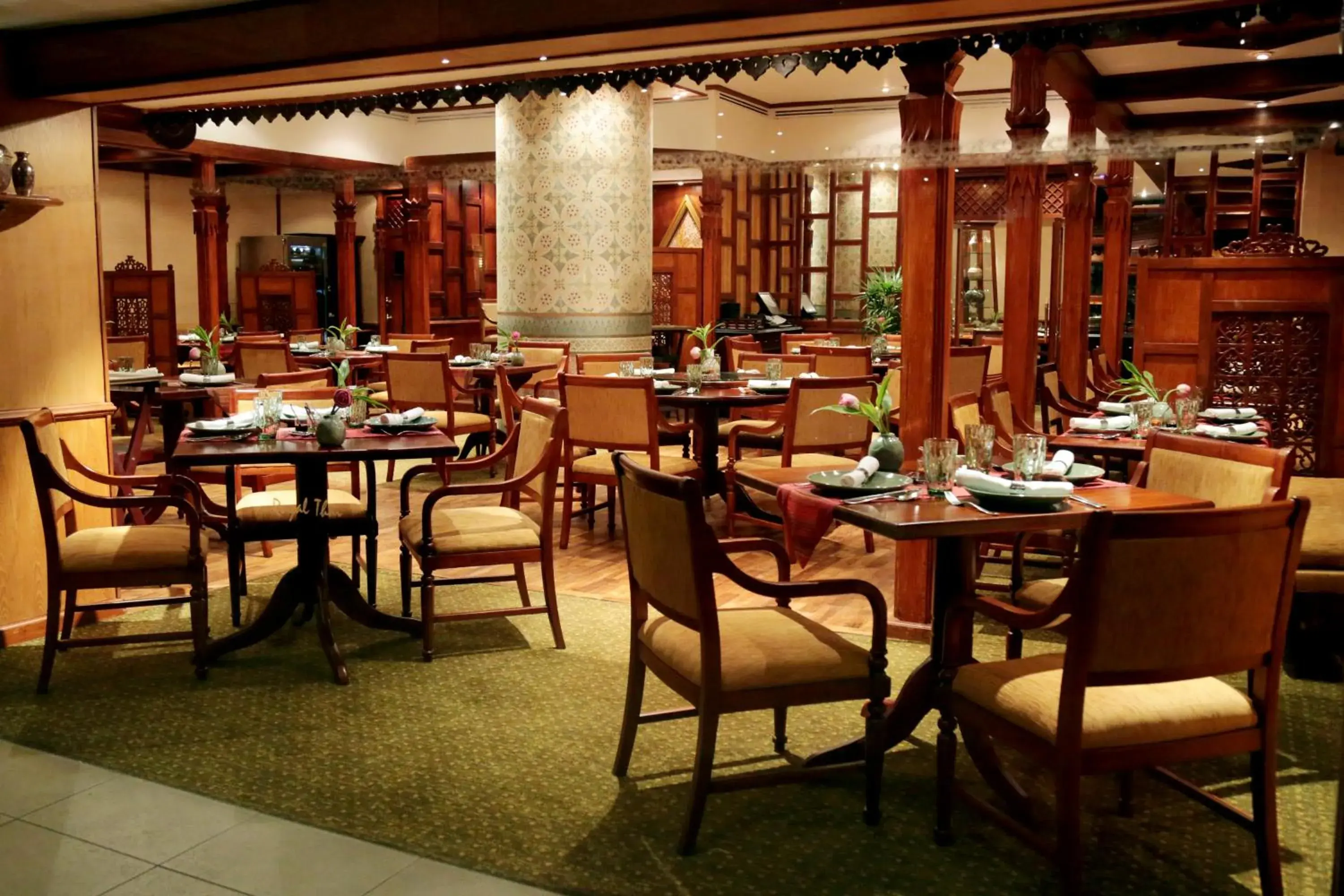 Restaurant/places to eat in Cinnamon Lakeside Restaurant/places to eat in Cinnamon Lakeside