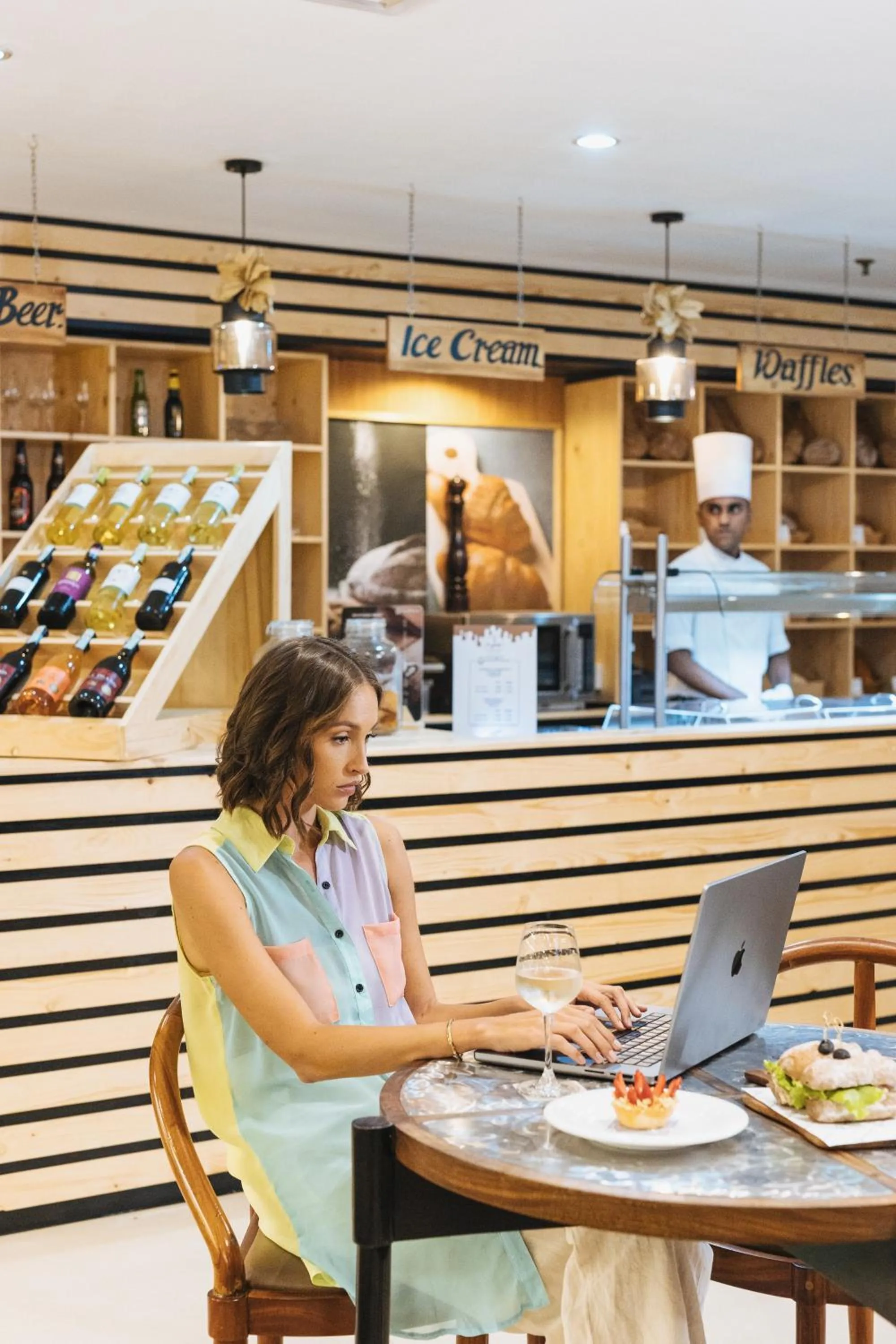 Restaurant/places to eat in Cinnamon Lakeside