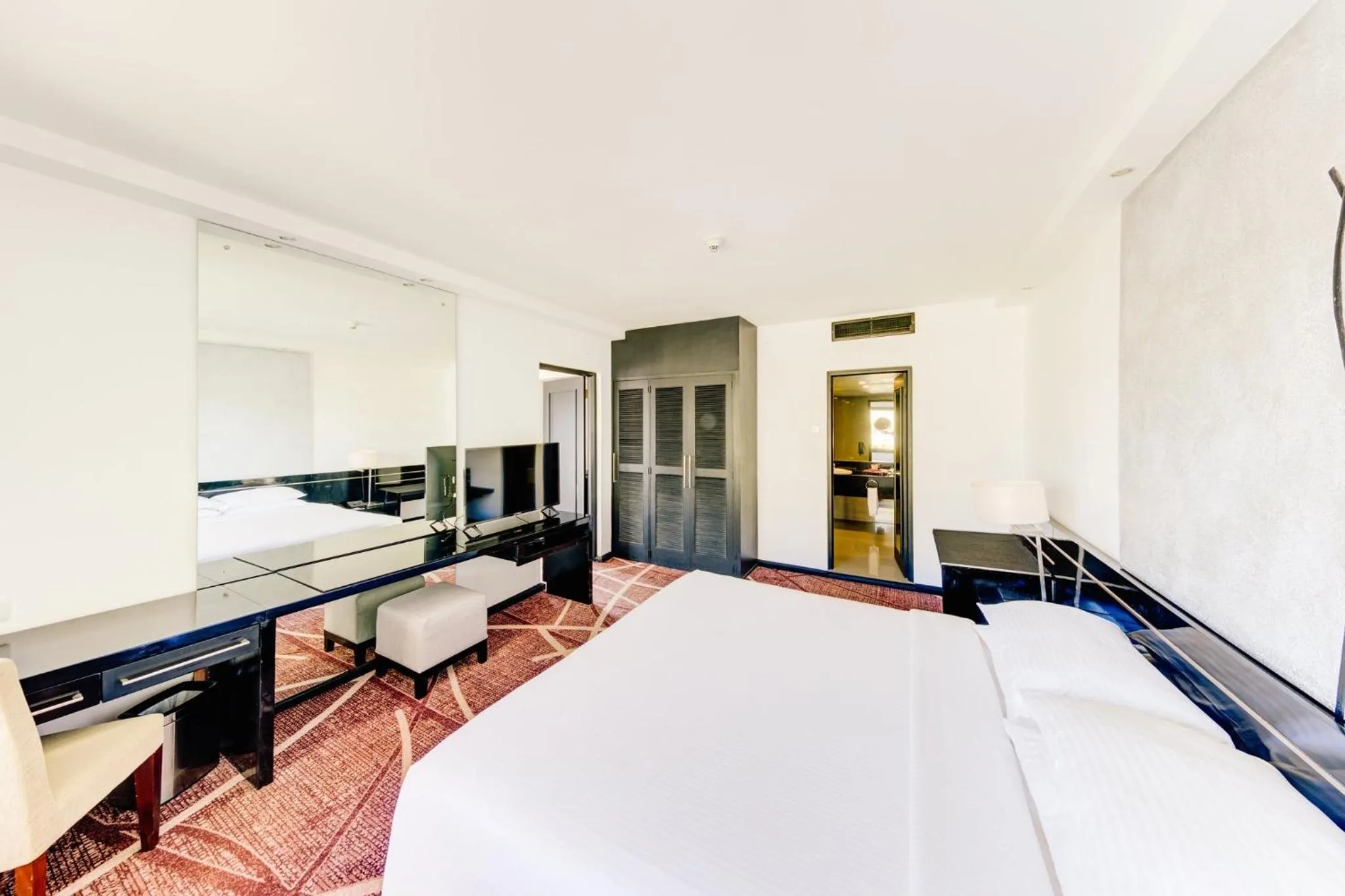 Photo of the whole room, Bed in Cinnamon Lakeside