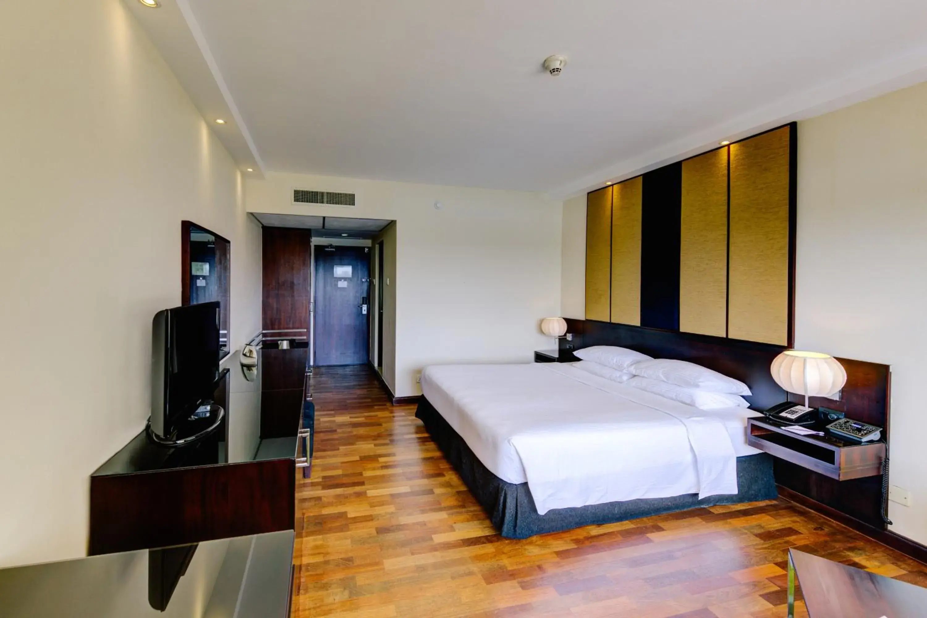 Photo of the whole room, Bed in Cinnamon Lakeside Photo of the whole room, Bed in Cinnamon Lakeside