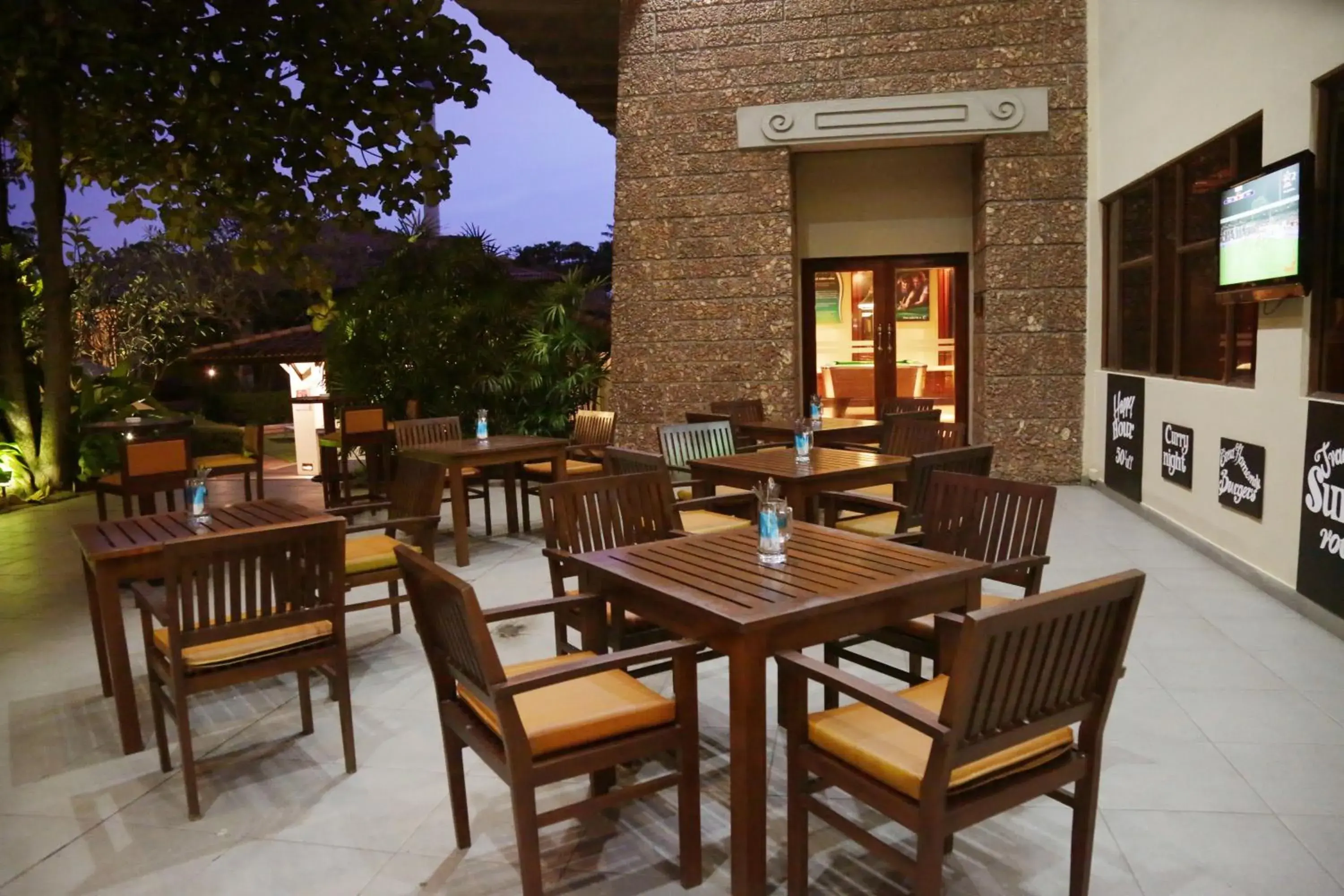 Restaurant/places to eat in Cinnamon Lakeside Restaurant/places to eat in Cinnamon Lakeside