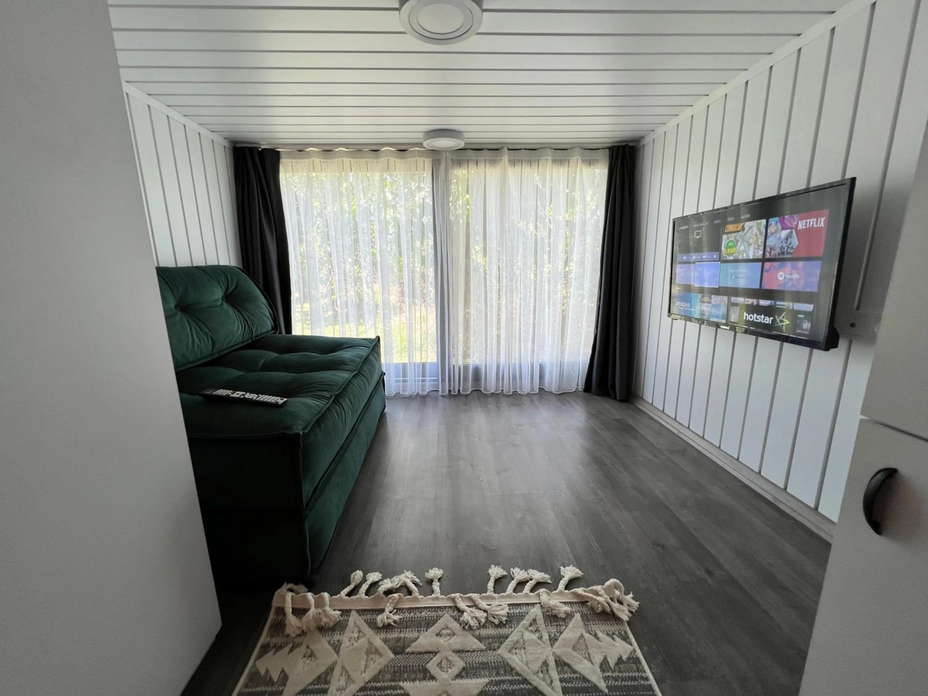 Evening entertainment in Grenadine Lodge