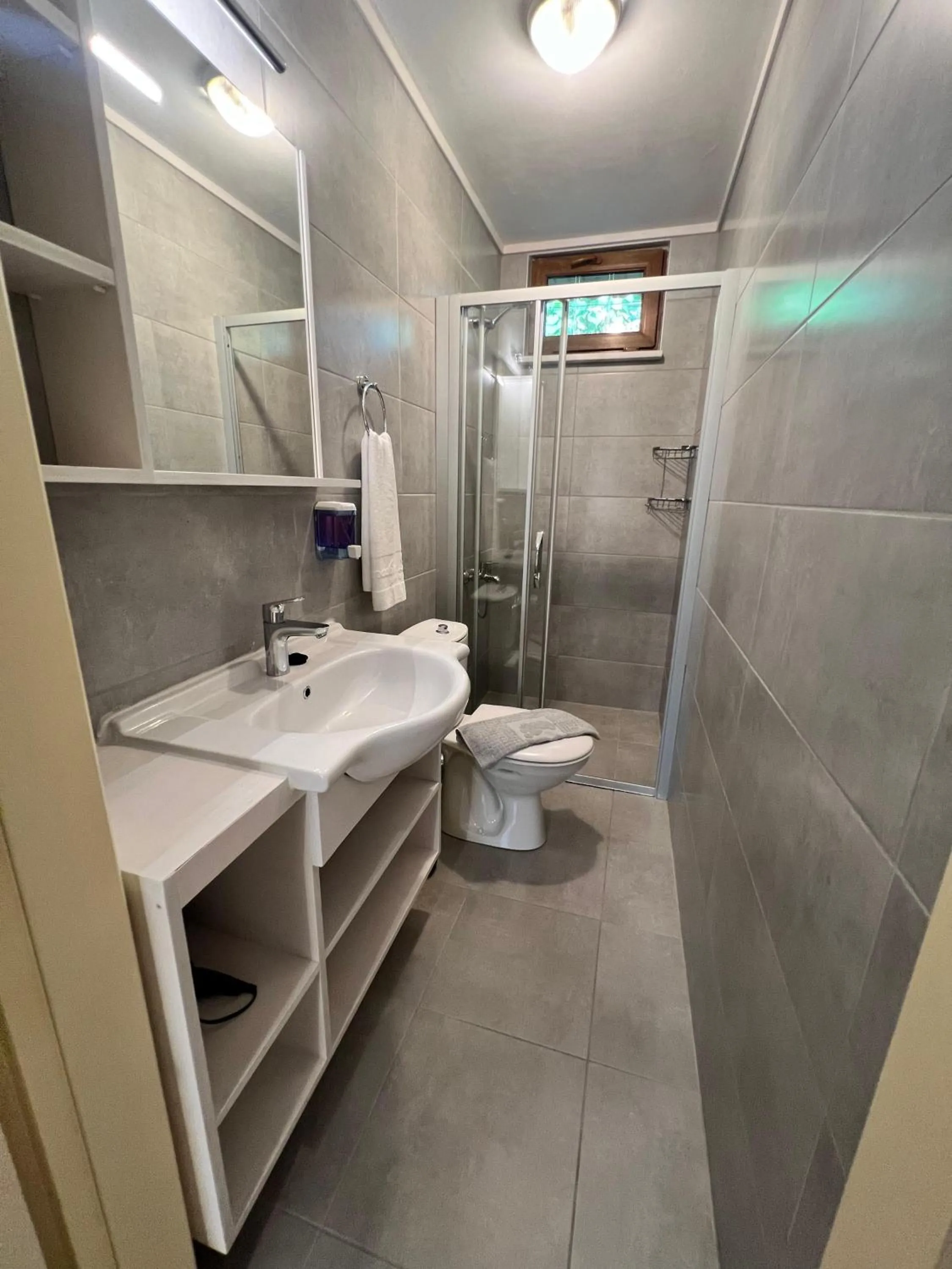 Shower in Grenadine Lodge