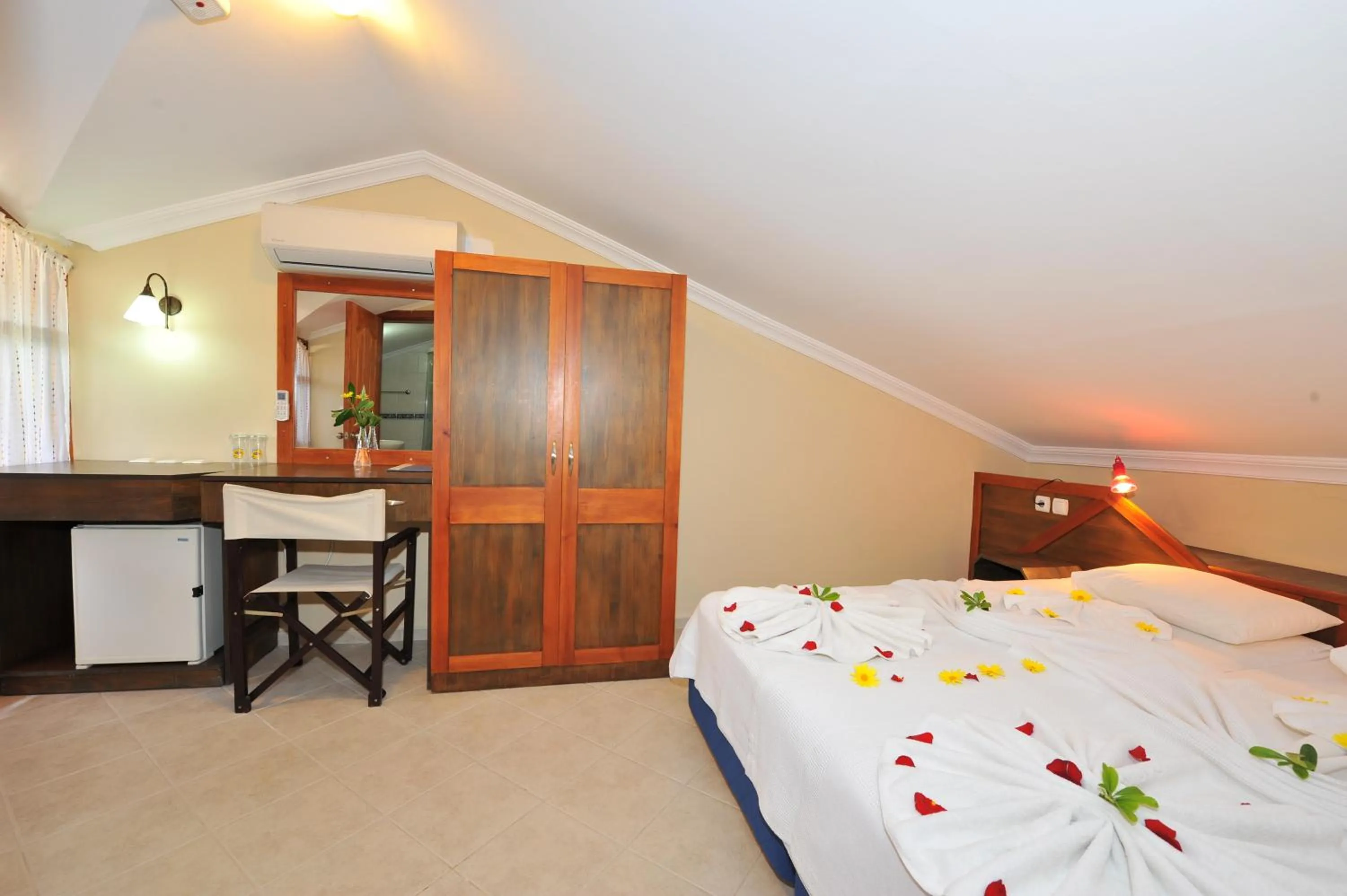 Photo of the whole room, Bed in Grenadine Lodge