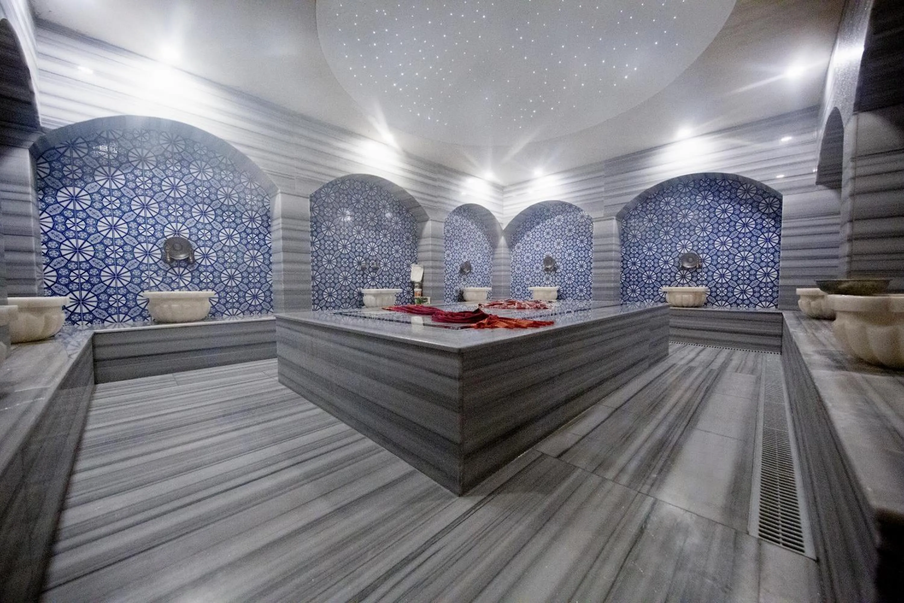 Restaurant/places to eat in CihanTürk Hotel