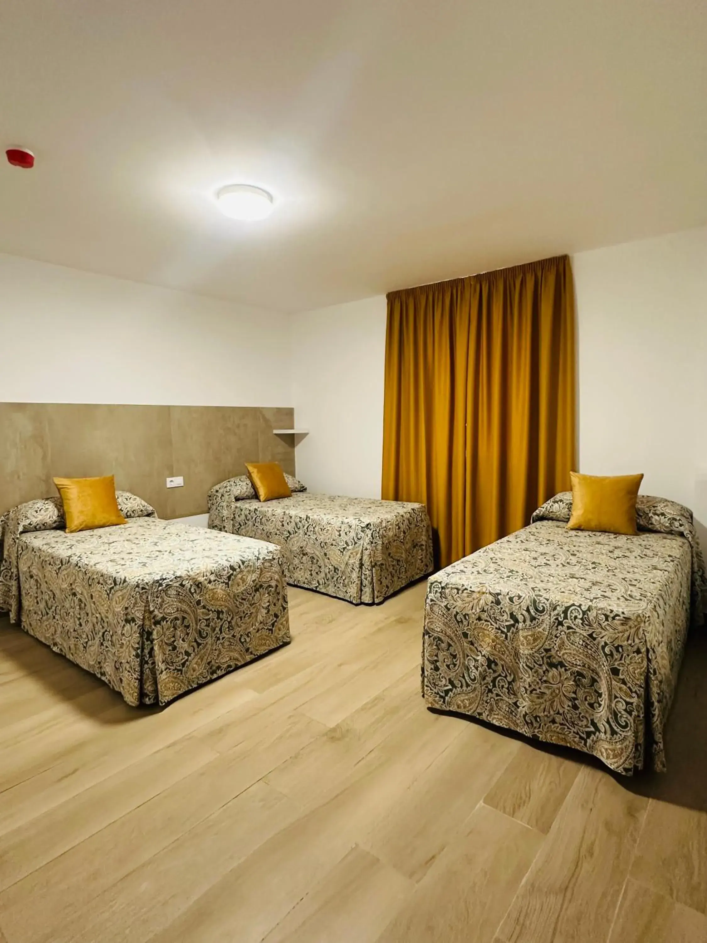 Triple Room with Private Bathroom in Hotel Quitagolpe Triple Room with Private Bathroom in Hotel Quitagolpe