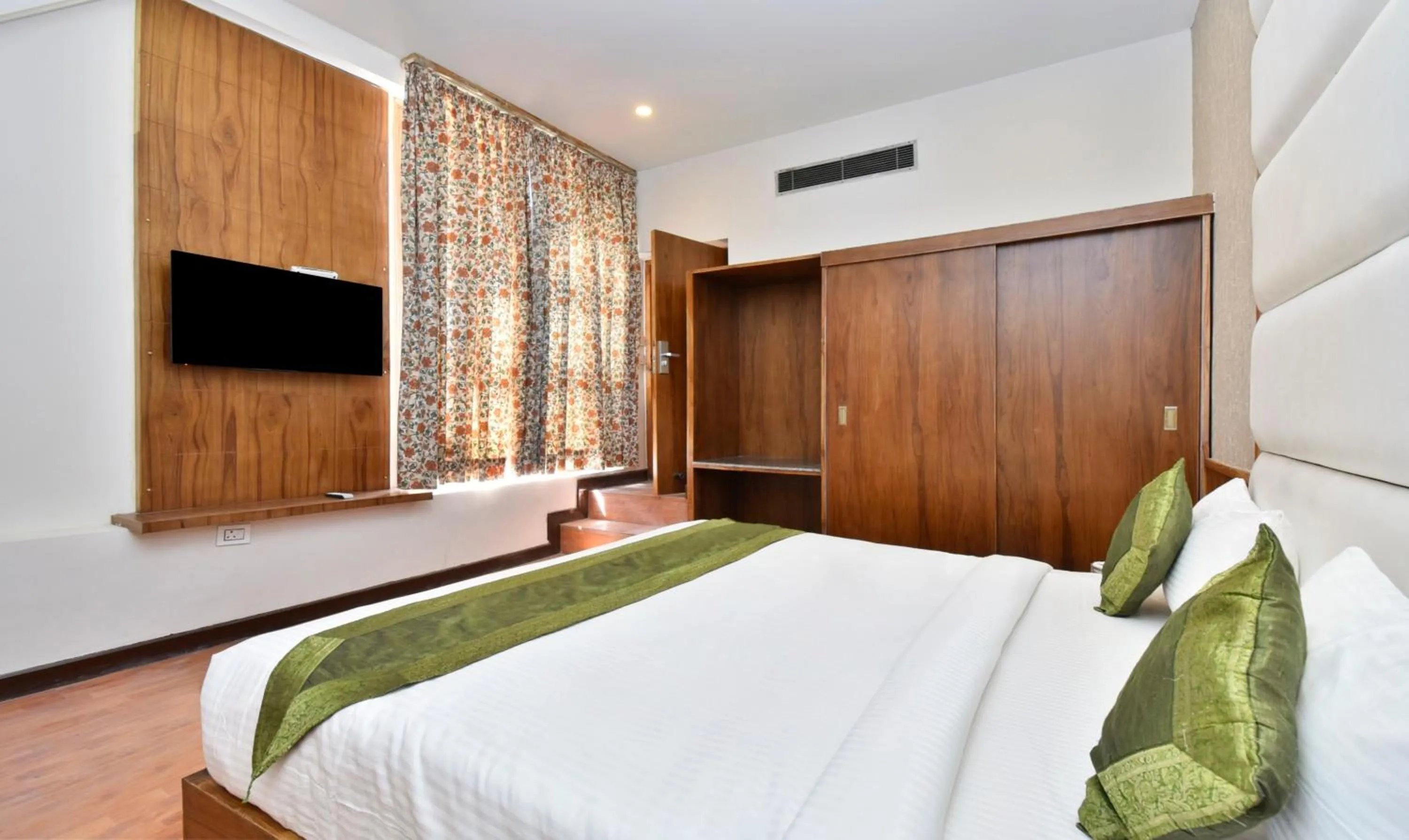 Photo of the whole room, Bed in Hotel Snowcrests Manor